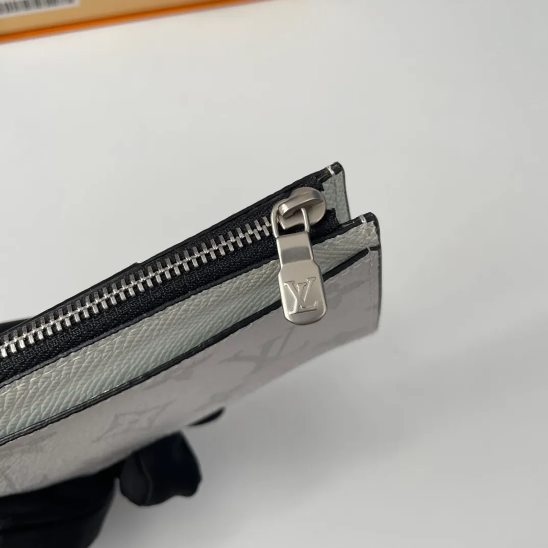 P300🇫🇷Exclusive real shot of overseas original M30270 white flowers. This Coin card holder made of Damier Graphite canvas is a safe way to store coins and change. It has a slim appearance and interior features a credit card slot, zippered coin pocket and bill compartment. Black leather lining with black and gray canvas outer layer, fashionable and elegant. Size: 14×8cm