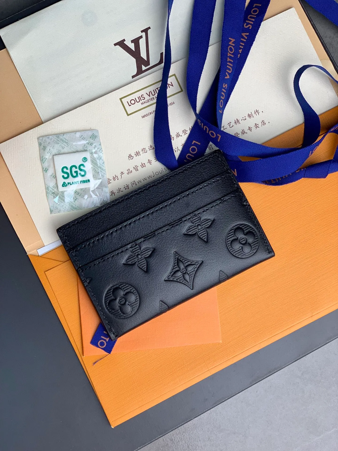 M62170 Embossed Black This card holder made of new Monogram Eclipse coated canvas has a beautiful and fashionable style. It is compact and can be easily put into your pocket. Equipped with a central pocket and four slots for storing credit cards, plane and bus tickets, and business cards. Dimensions: 11.0 x 7.0 x 1.5 cm (length x height x width) 💰280