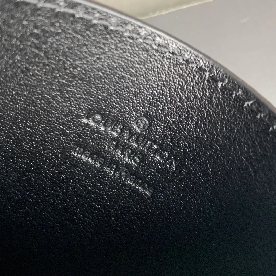 M62170 Embossed Black This card holder made of new Monogram Eclipse coated canvas has a beautiful and fashionable style. It is compact and can be easily put into your pocket. Equipped with a central pocket and four slots for storing credit cards, plane and bus tickets, and business cards. Dimensions: 11.0 x 7.0 x 1.5 cm (length x height x width) 💰280
