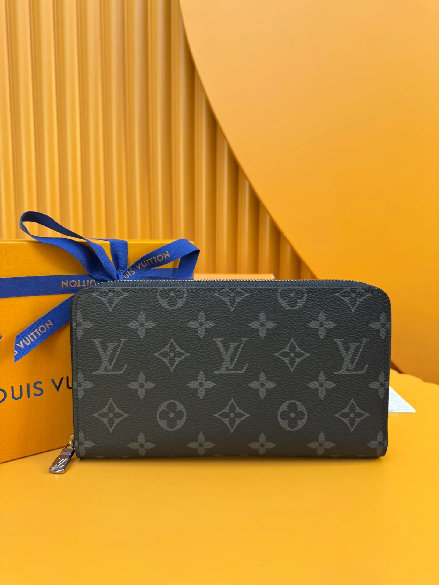 M82081 "Special Duty Free" ♻️[Official Special Edition·First Class Material·All Steel Hardware·Anti-Counterfeiting Chip·Full Packaging] This Zippy organization wallet is made of Monogram Eclipse canvas and equipped with Ruht-color metal surface. Its well-designed interior includes 16 card slots, a zippered pocket to store coins, and a flat pocket to store banknotes. Two large fan compartments accommodate banknotes, documents and passports. 21x11.5x2cm 💰820