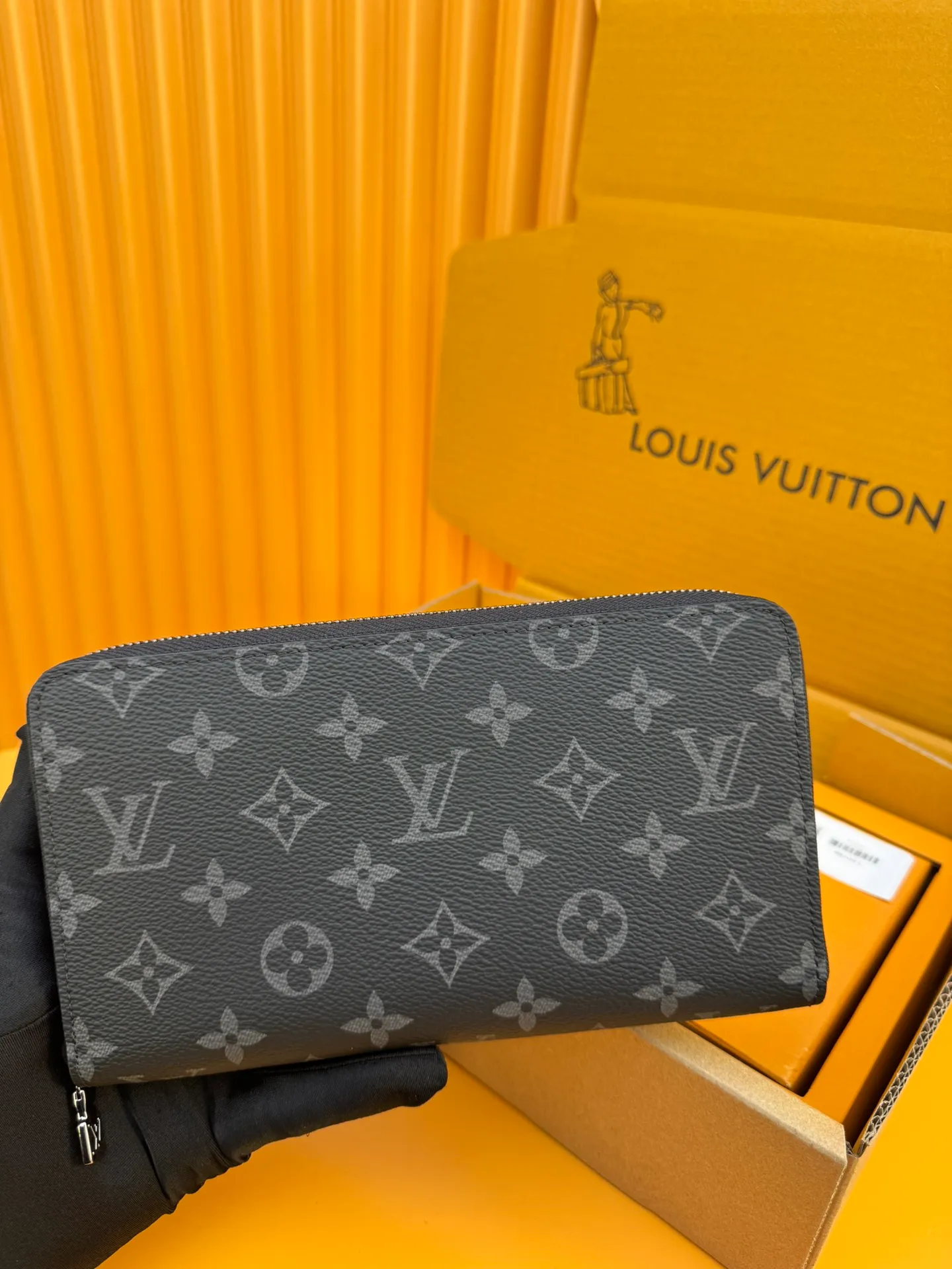 M82081 "Special Duty Free" ♻️[Official Special Edition·First Class Material·All Steel Hardware·Anti-Counterfeiting Chip·Full Packaging] This Zippy organization wallet is made of Monogram Eclipse canvas and equipped with Ruht-color metal surface. Its well-designed interior includes 16 card slots, a zippered pocket to store coins, and a flat pocket to store banknotes. Two large fan compartments accommodate banknotes, documents and passports. 21x11.5x2cm 💰820