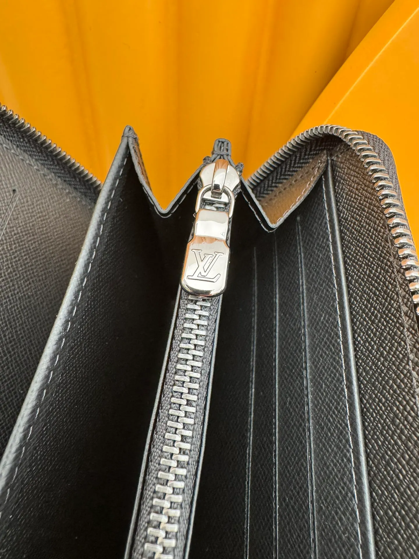 M82081 "Special Duty Free" ♻️[Official Special Edition·First Class Material·All Steel Hardware·Anti-Counterfeiting Chip·Full Packaging] This Zippy organization wallet is made of Monogram Eclipse canvas and equipped with Ruht-color metal surface. Its well-designed interior includes 16 card slots, a zippered pocket to store coins, and a flat pocket to store banknotes. Two large fan compartments accommodate banknotes, documents and passports. 21x11.5x2cm 💰820