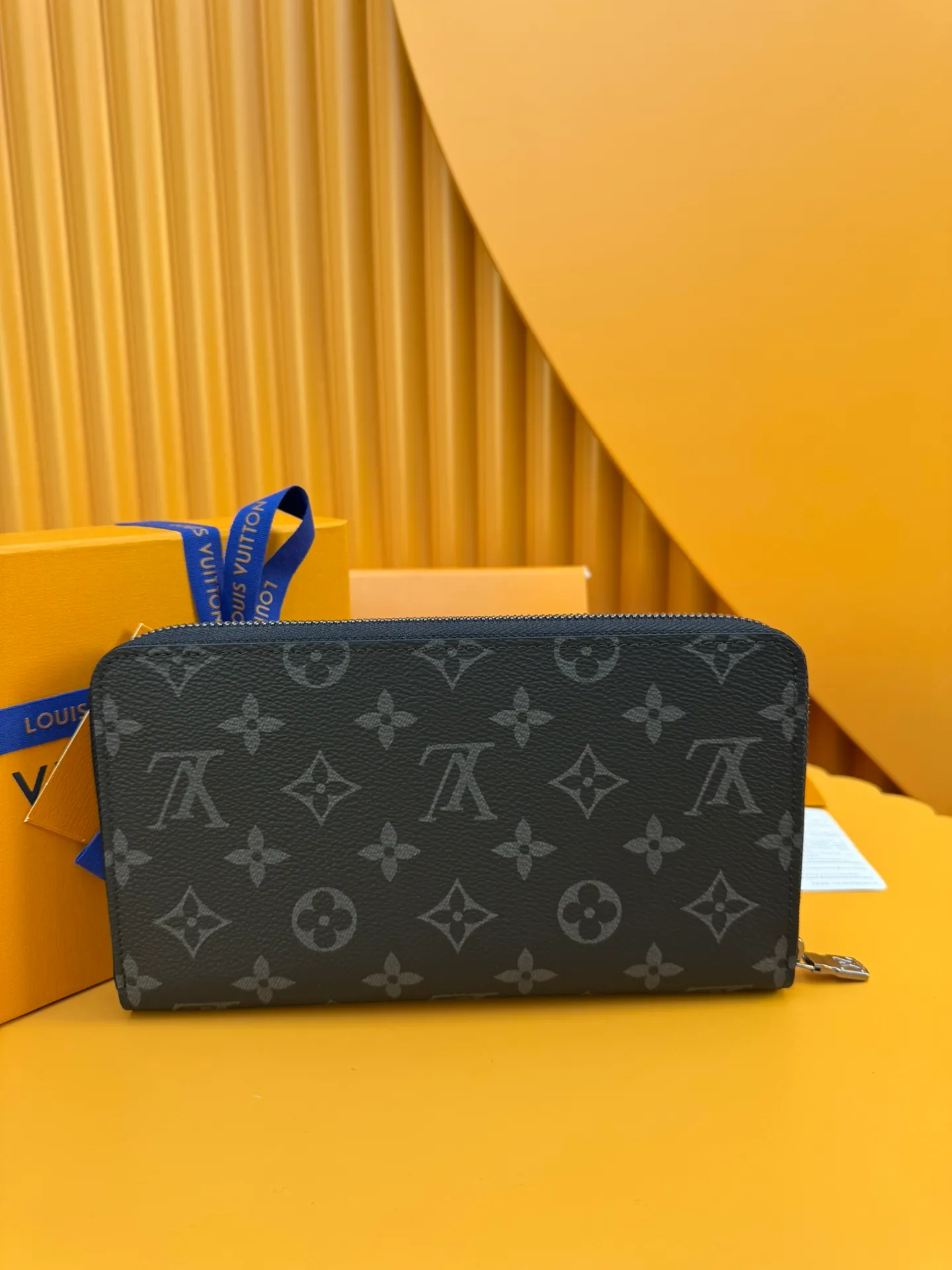 M82081 "Special Duty Free" ♻️[Official Special Edition·First Class Material·All Steel Hardware·Anti-Counterfeiting Chip·Full Packaging] This Zippy organization wallet is made of Monogram Eclipse canvas and equipped with Ruht-color metal surface. Its well-designed interior includes 16 card slots, a zippered pocket to store coins, and a flat pocket to store banknotes. Two large fan compartments accommodate banknotes, documents and passports. 21x11.5x2cm 💰820