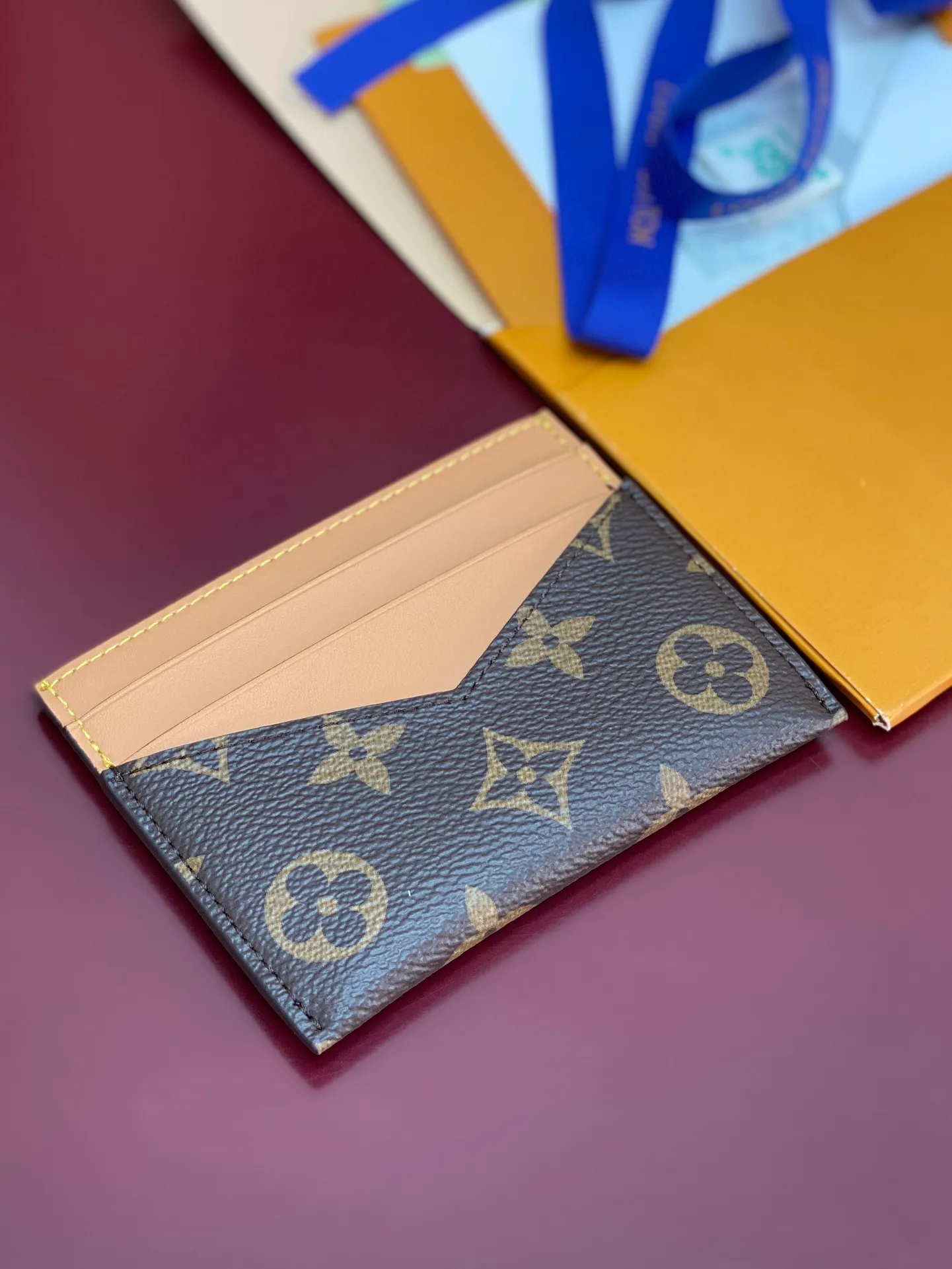 M14733 card holder! TRIPLE Triple card holder is made of Monogram coated canvas, with distressed cow leather trim and V-shaped card compartment to convey a retro style. Multiple card slots and a central pocket make it easy to store credit cards, business cards and transit cards, and its compact construction slides easily into a variety of pockets.  8 x 0.5 x 11 cm (height x width x length). 💰260