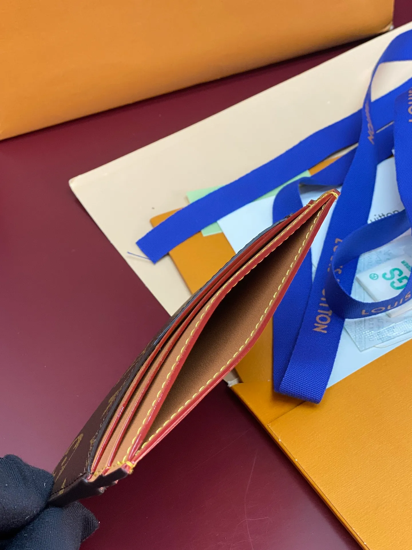 M14733 card holder! TRIPLE Triple card holder is made of Monogram coated canvas, with distressed cow leather trim and V-shaped card compartment to convey a retro style. Multiple card slots and a central pocket make it easy to store credit cards, business cards and transit cards, and its compact construction slides easily into a variety of pockets.  8 x 0.5 x 11 cm (height x width x length). 💰260