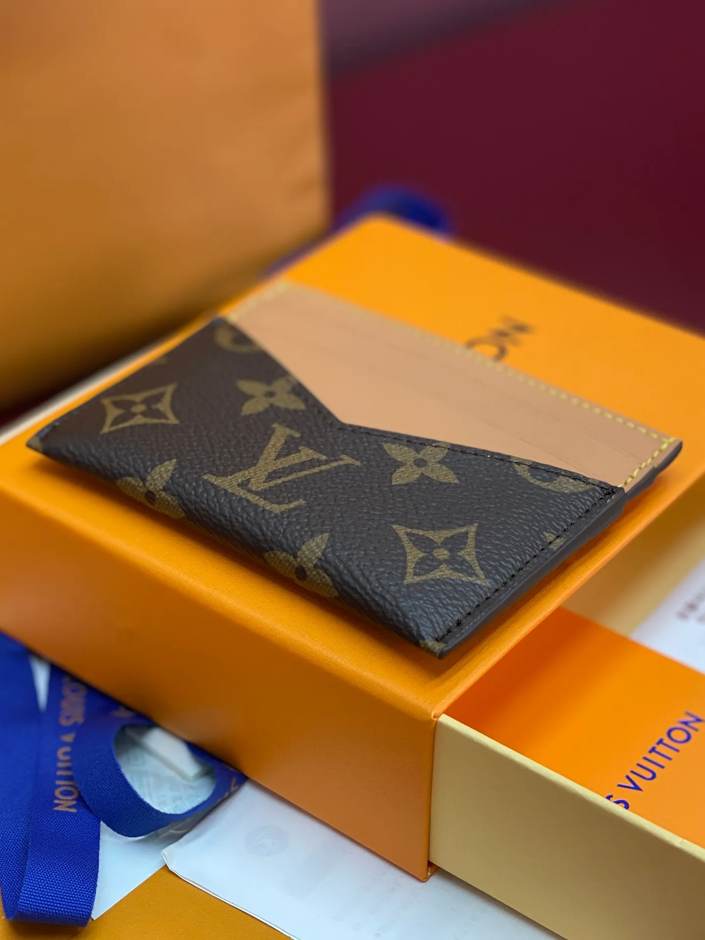 M14733 card holder! TRIPLE Triple card holder is made of Monogram coated canvas, with distressed cow leather trim and V-shaped card compartment to convey a retro style. Multiple card slots and a central pocket make it easy to store credit cards, business cards and transit cards, and its compact construction slides easily into a variety of pockets.  8 x 0.5 x 11 cm (height x width x length). 💰260