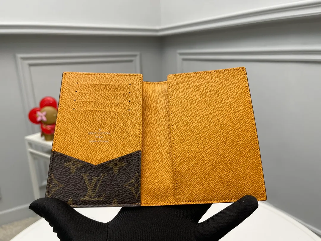 [Top original order] M12827 Yellow Passport 👏👏 The classic items of the manor are decorated with single-frame Macassar canvas into the "Kuvert Paspol NM" with an exquisite atmosphere. Trimmed and lined in colored leather, the "Louis Vuitton Color Mania" collection has a unique design appeal. Dimensions: 10 x 14 x 2.5 cm. 🎁🎁280💰.