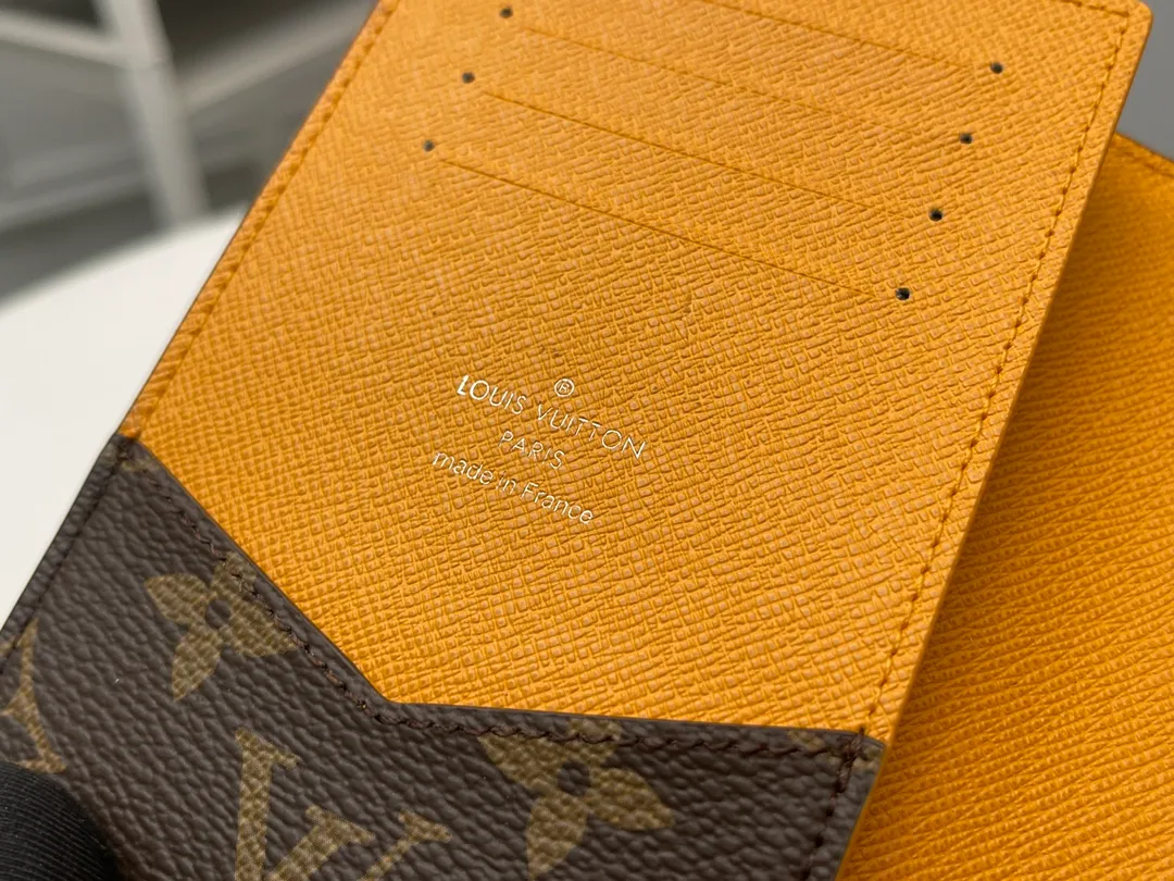 [Top original order] M12827 Yellow Passport 👏👏 The classic items of the manor are decorated with single-frame Macassar canvas into the "Kuvert Paspol NM" with an exquisite atmosphere. Trimmed and lined in colored leather, the "Louis Vuitton Color Mania" collection has a unique design appeal. Dimensions: 10 x 14 x 2.5 cm. 🎁🎁280💰.