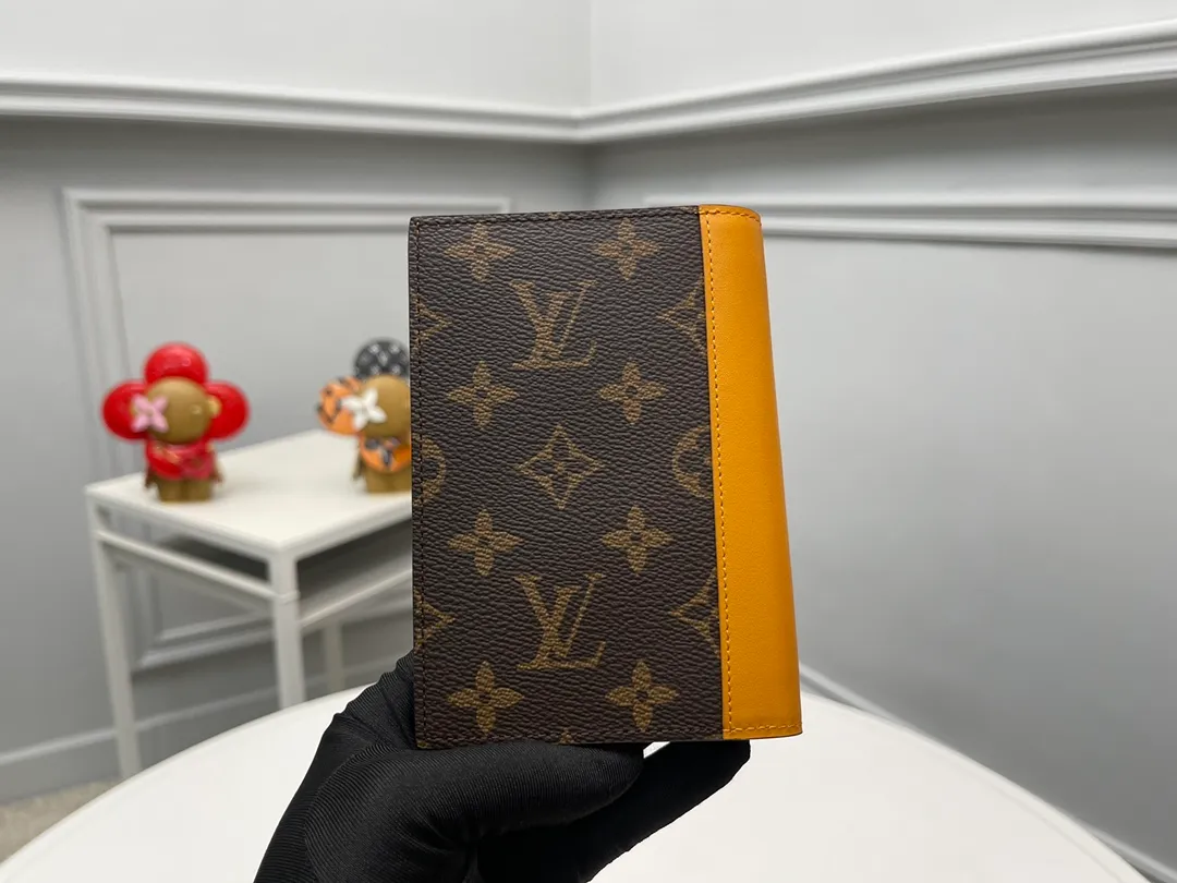 [Top original order] M12827 Yellow Passport 👏👏 The classic items of the manor are decorated with single-frame Macassar canvas into the "Kuvert Paspol NM" with an exquisite atmosphere. Trimmed and lined in colored leather, the "Louis Vuitton Color Mania" collection has a unique design appeal. Dimensions: 10 x 14 x 2.5 cm. 🎁🎁280💰.