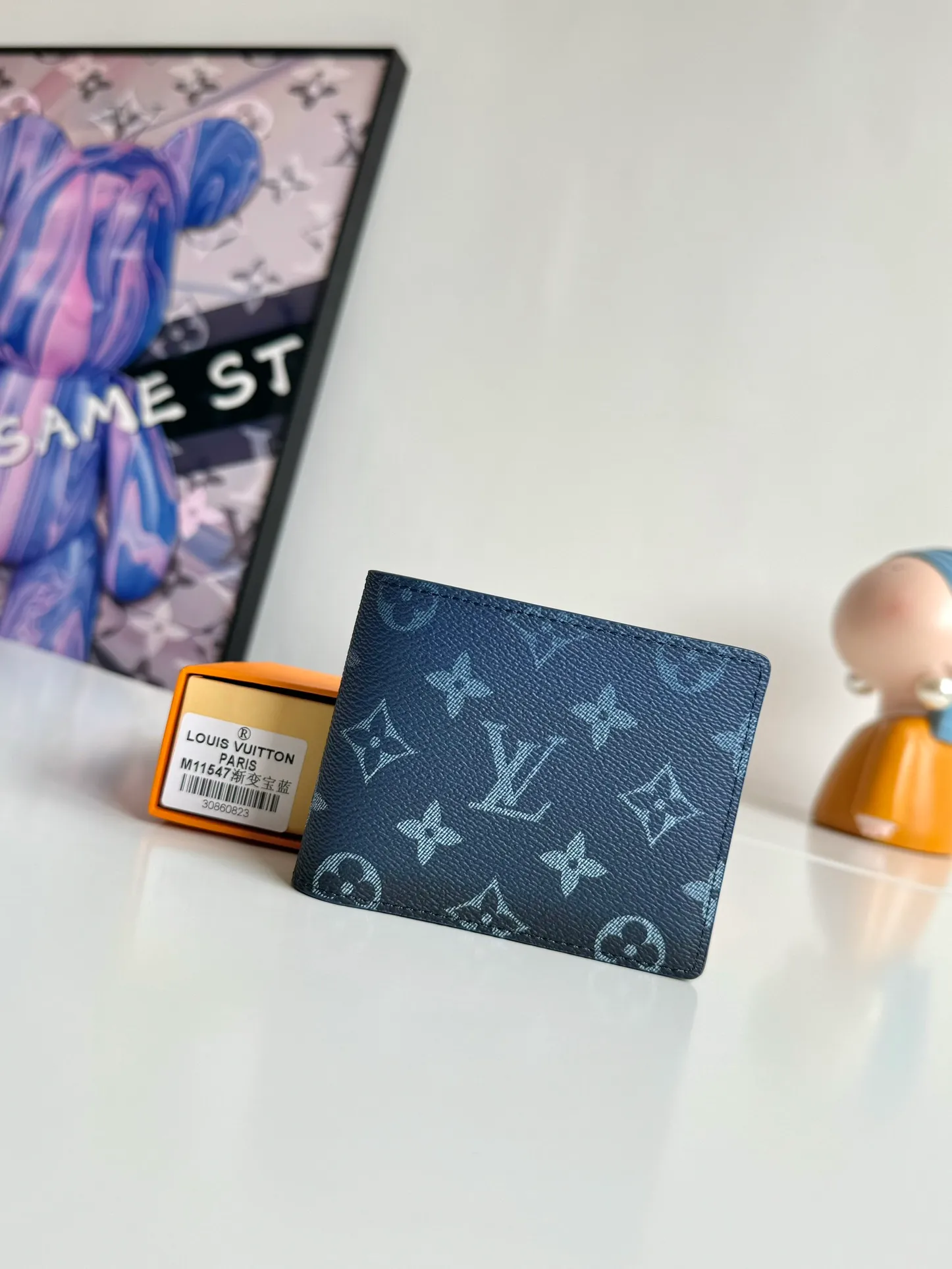 P340🇫🇷Exclusive real shot of overseas original M11547 gradient sapphire blue! This Multiple wallet is made of Monogram Gradient coated canvas, with a gradient effect that shows the Monogram flowers and LV letters gradually disappearing, showing a modern style in the classic style. Compact construction fits easily in your pocket. Size: 11.5×9×1.5cm