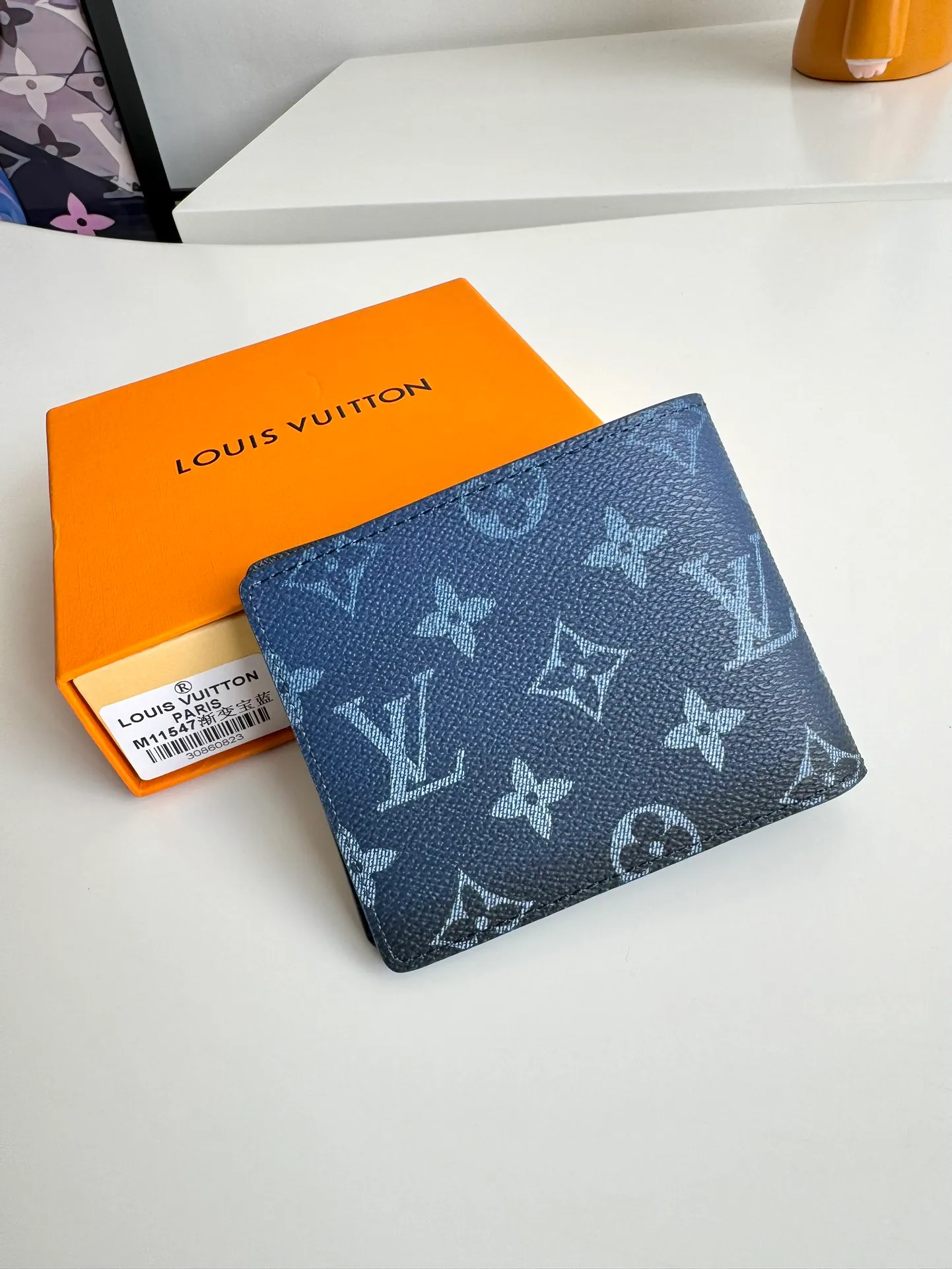 P340🇫🇷Exclusive real shot of overseas original M11547 gradient sapphire blue! This Multiple wallet is made of Monogram Gradient coated canvas, with a gradient effect that shows the Monogram flowers and LV letters gradually disappearing, showing a modern style in the classic style. Compact construction fits easily in your pocket. Size: 11.5×9×1.5cm