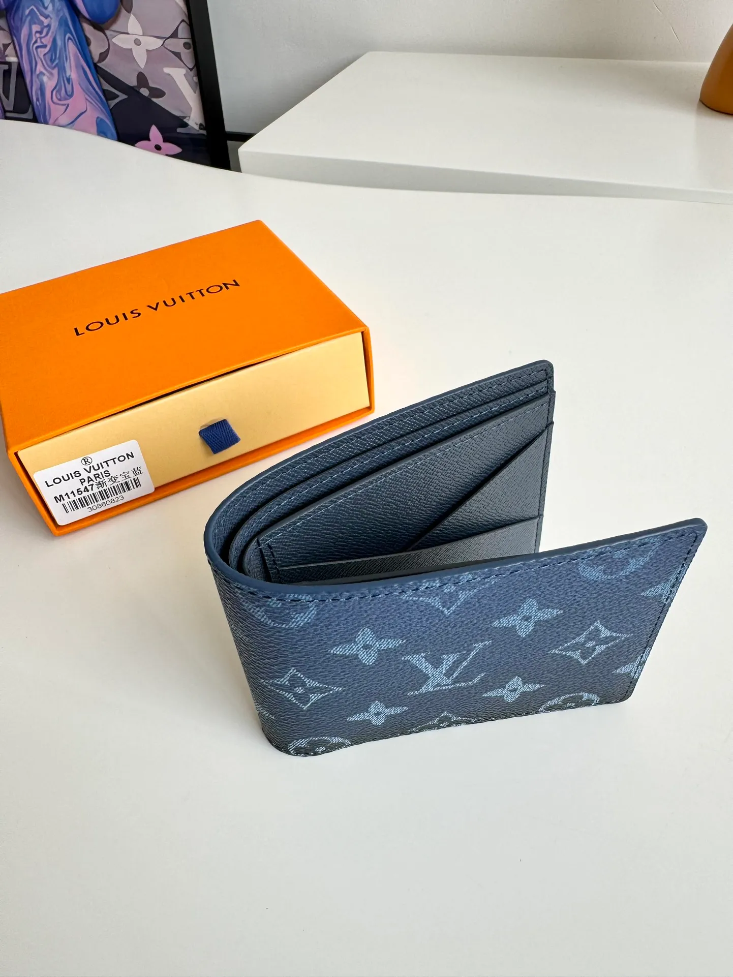 P340🇫🇷Exclusive real shot of overseas original M11547 gradient sapphire blue! This Multiple wallet is made of Monogram Gradient coated canvas, with a gradient effect that shows the Monogram flowers and LV letters gradually disappearing, showing a modern style in the classic style. Compact construction fits easily in your pocket. Size: 11.5×9×1.5cm
