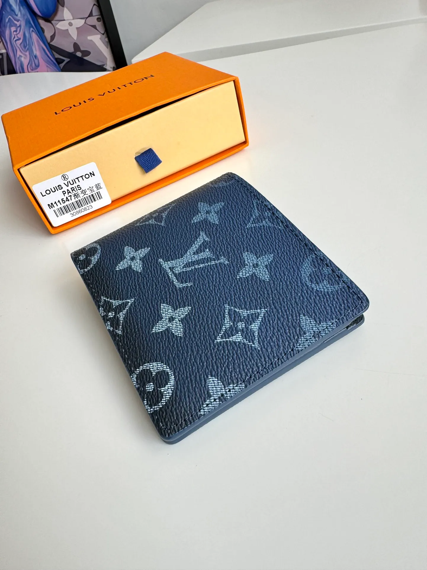 P340🇫🇷Exclusive real shot of overseas original M11547 gradient sapphire blue! This Multiple wallet is made of Monogram Gradient coated canvas, with a gradient effect that shows the Monogram flowers and LV letters gradually disappearing, showing a modern style in the classic style. Compact construction fits easily in your pocket. Size: 11.5×9×1.5cm