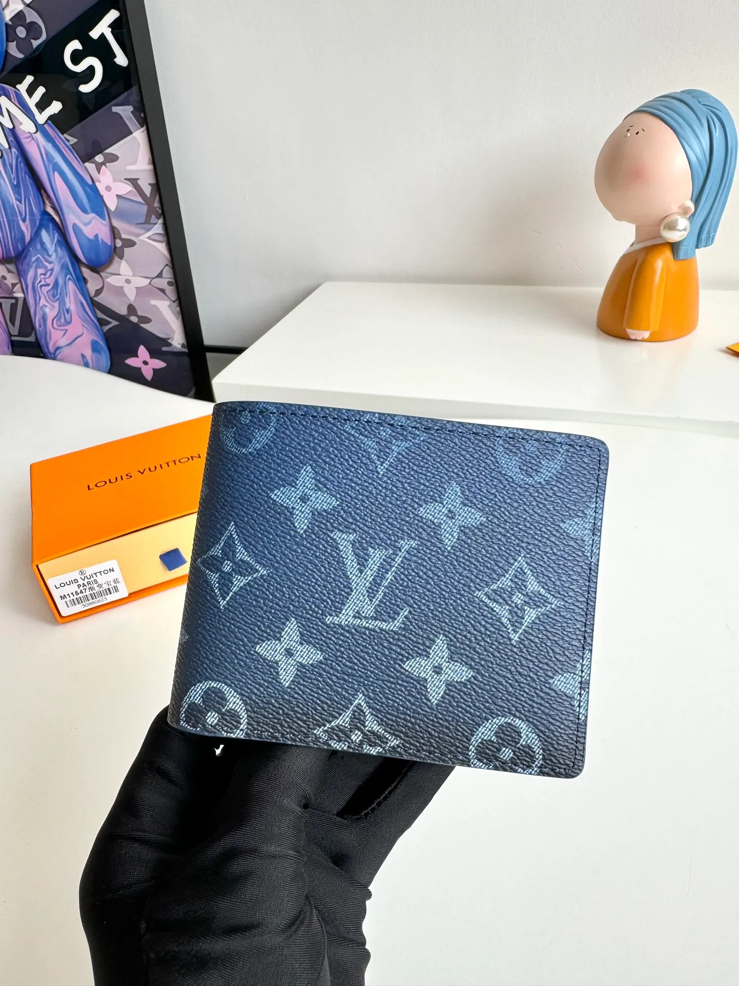 P340🇫🇷Exclusive real shot of overseas original M11547 gradient sapphire blue! This Multiple wallet is made of Monogram Gradient coated canvas, with a gradient effect that shows the Monogram flowers and LV letters gradually disappearing, showing a modern style in the classic style. Compact construction fits easily in your pocket. Size: 11.5×9×1.5cm