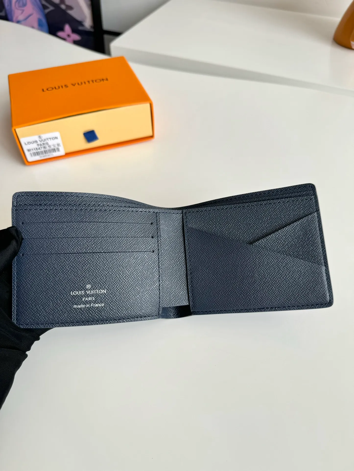 P340🇫🇷Exclusive real shot of overseas original M11547 gradient sapphire blue! This Multiple wallet is made of Monogram Gradient coated canvas, with a gradient effect that shows the Monogram flowers and LV letters gradually disappearing, showing a modern style in the classic style. Compact construction fits easily in your pocket. Size: 11.5×9×1.5cm