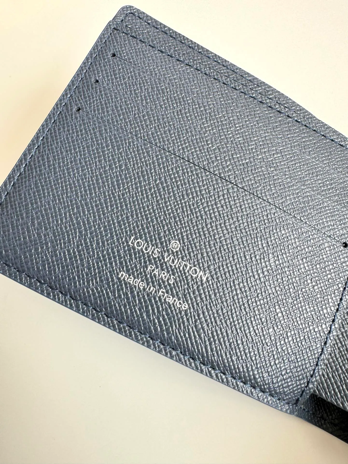 P340🇫🇷Exclusive real shot of overseas original M11547 gradient sapphire blue! This Multiple wallet is made of Monogram Gradient coated canvas, with a gradient effect that shows the Monogram flowers and LV letters gradually disappearing, showing a modern style in the classic style. Compact construction fits easily in your pocket. Size: 11.5×9×1.5cm