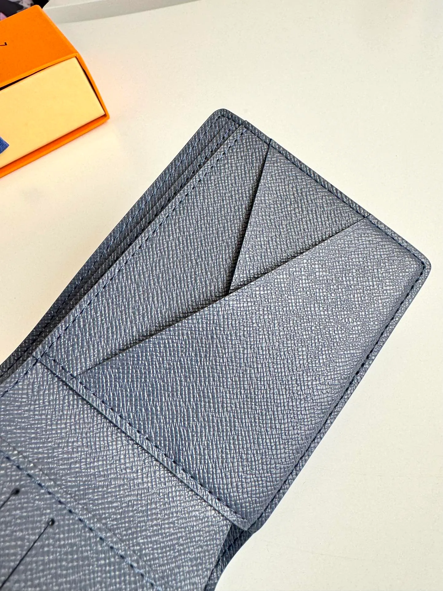 P340🇫🇷Exclusive real shot of overseas original M11547 gradient sapphire blue! This Multiple wallet is made of Monogram Gradient coated canvas, with a gradient effect that shows the Monogram flowers and LV letters gradually disappearing, showing a modern style in the classic style. Compact construction fits easily in your pocket. Size: 11.5×9×1.5cm