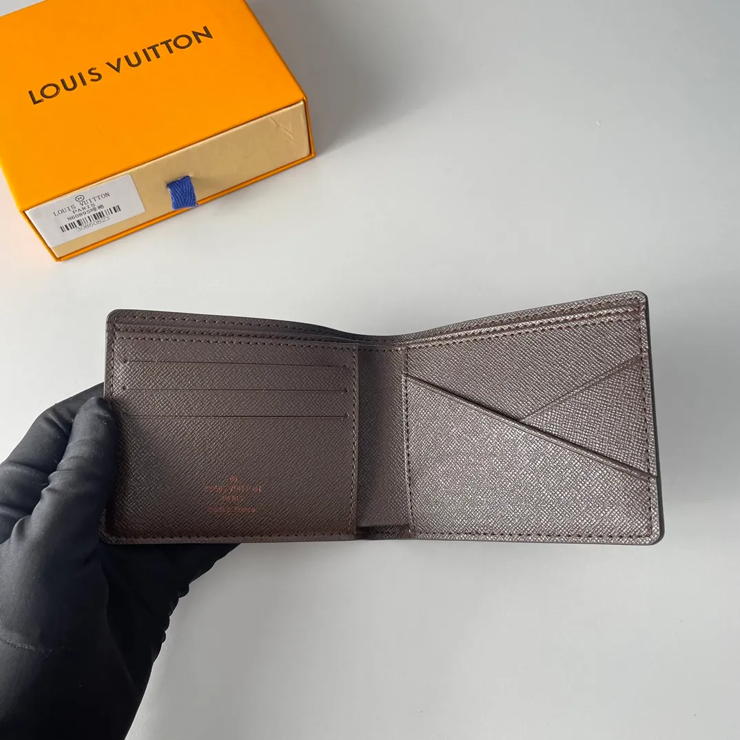 P220🇫🇷Exclusive real shot of overseas original order N60895! This Multiple wallet is made of Damier canvas and can store credit cards, banknotes, receipts, etc. Size: 11×9cm