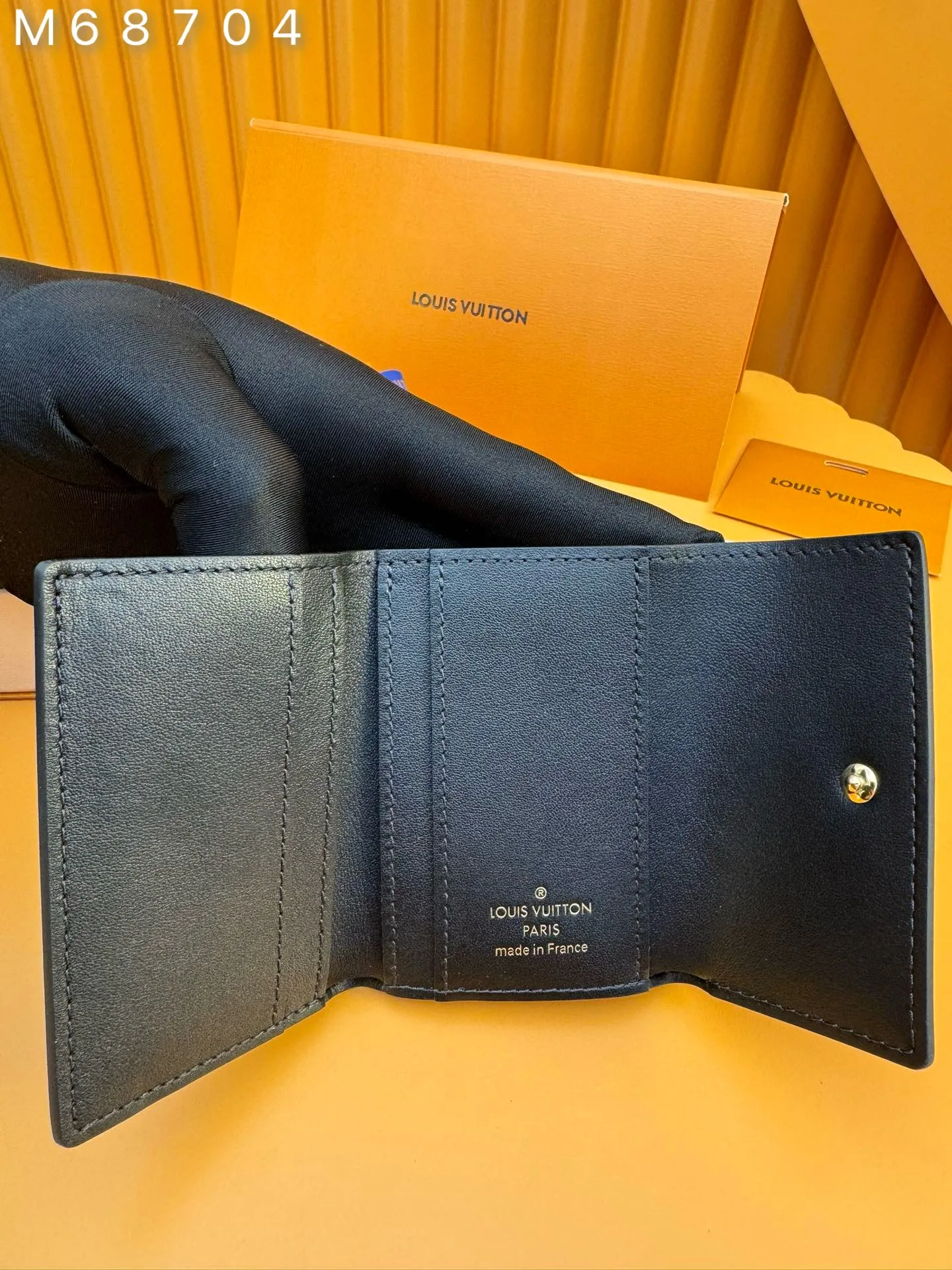M68704 "Special Class Duty Free" ♻️[Official Special Edition·First Class Material·All Steel Hardware·French Chip·Full Packaging] Micro Portfolio, made of Monogram canvas, it has a very compact design, proud of its name, it can fit in any bag or pocket. Its upper-body style lid reveals a smooth leather lining with bill slots and three card slots. A gold-tone press buckle with signature Louis Vuitton engraving adds the final touch to the piece. 9.7x7.2x1.5cm 💰460