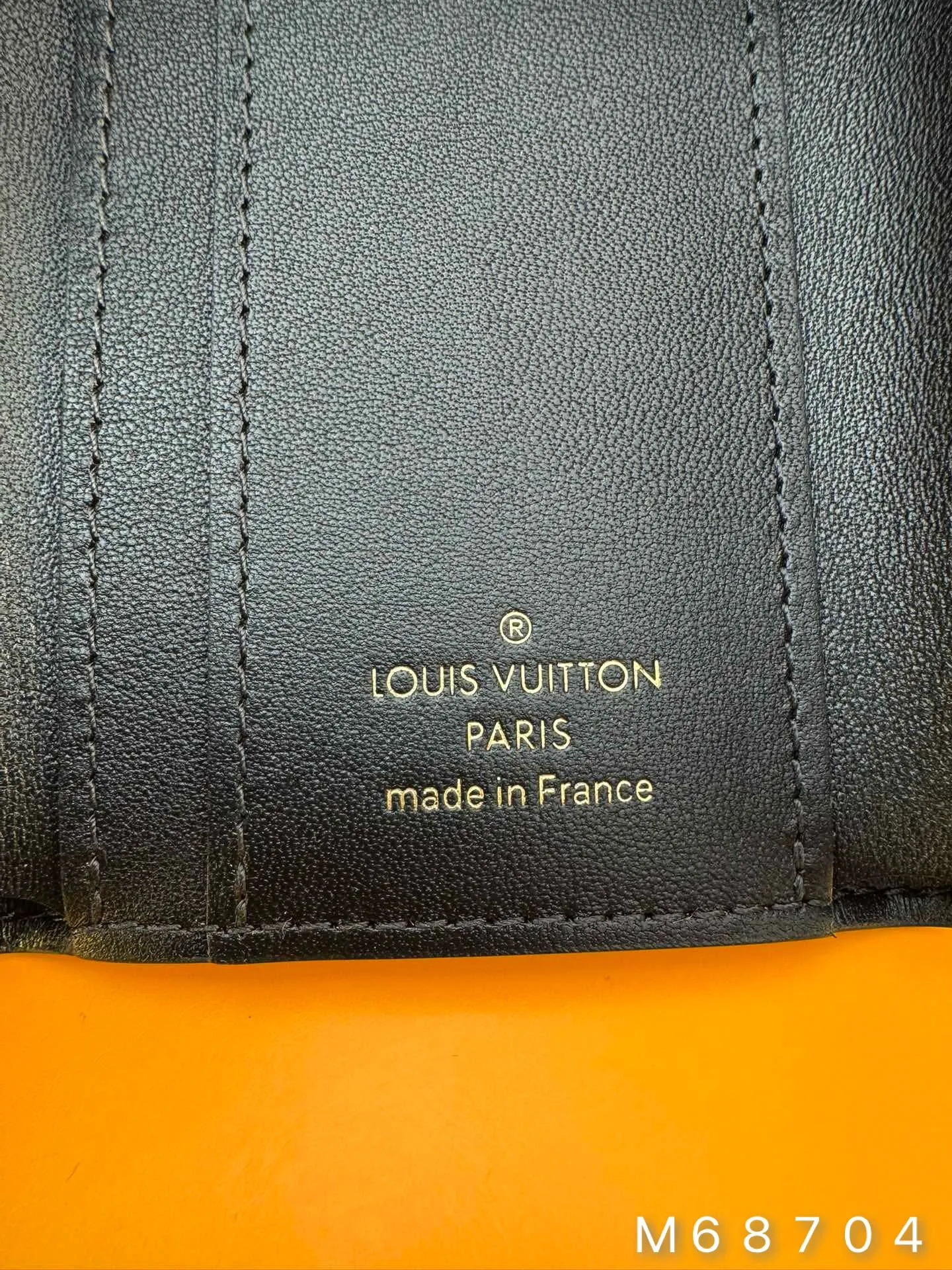 M68704 "Special Class Duty Free" ♻️[Official Special Edition·First Class Material·All Steel Hardware·French Chip·Full Packaging] Micro Portfolio, made of Monogram canvas, it has a very compact design, proud of its name, it can fit in any bag or pocket. Its upper-body style lid reveals a smooth leather lining with bill slots and three card slots. A gold-tone press buckle with signature Louis Vuitton engraving adds the final touch to the piece. 9.7x7.2x1.5cm 💰460
