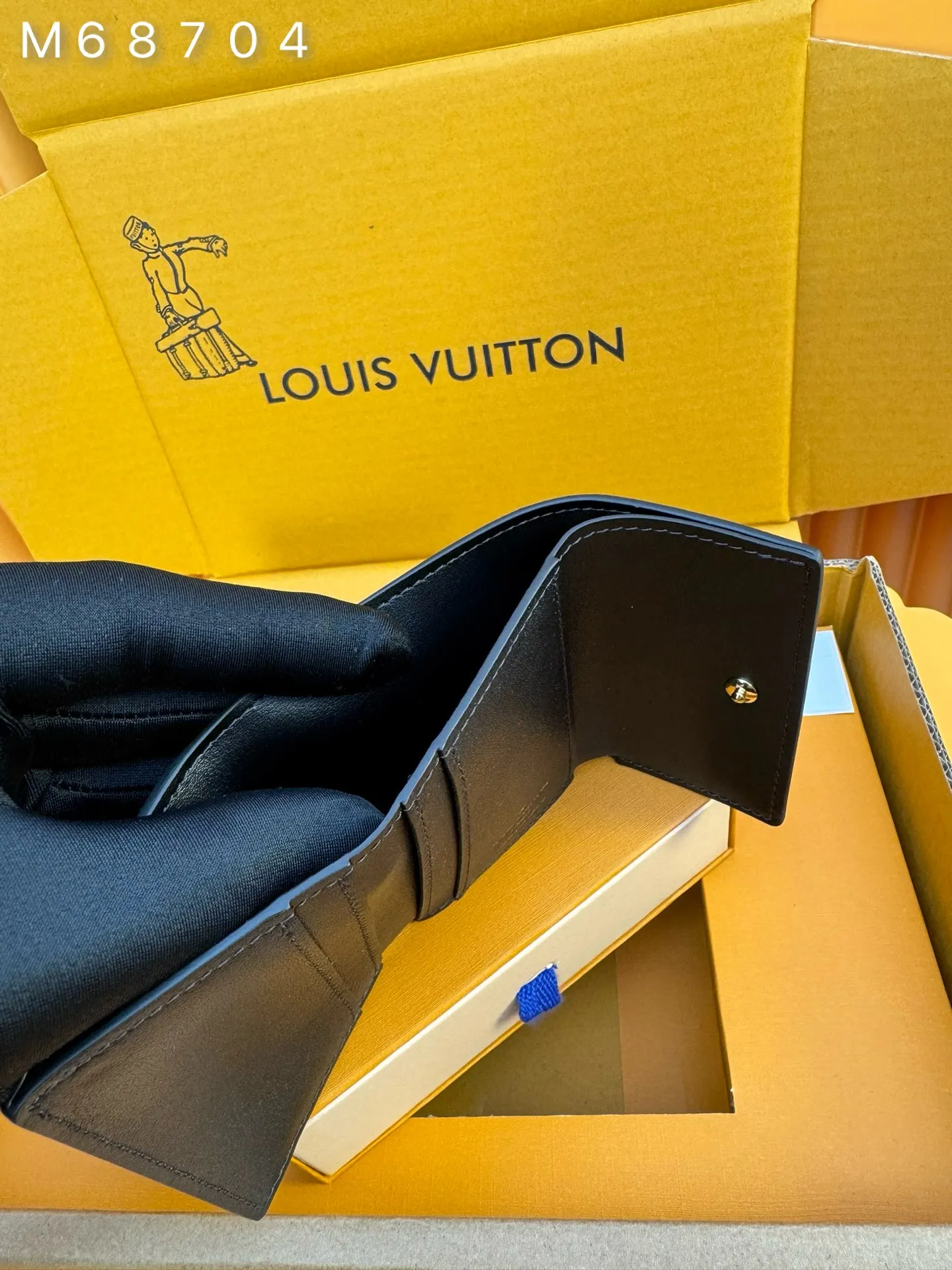 M68704 "Special Class Duty Free" ♻️[Official Special Edition·First Class Material·All Steel Hardware·French Chip·Full Packaging] Micro Portfolio, made of Monogram canvas, it has a very compact design, proud of its name, it can fit in any bag or pocket. Its upper-body style lid reveals a smooth leather lining with bill slots and three card slots. A gold-tone press buckle with signature Louis Vuitton engraving adds the final touch to the piece. 9.7x7.2x1.5cm 💰460
