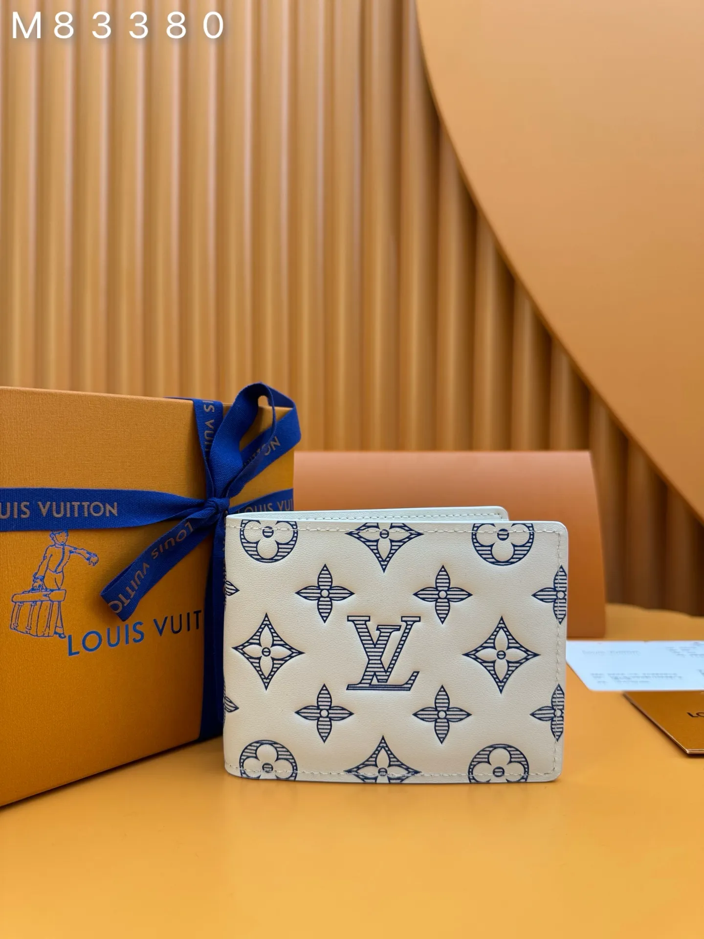 M83380 "Special Duty Free" ♻️[Official special edition·First-class material·All-steel hardware·French chips·Full set of packaging] This Multiple wallet is made of smooth cow leather, and uses printing and embossing techniques to reproduce the Monogram pattern drawn by Georges Vuitton in 1896, showing a strong retro sentiment. 11.5x9x1.5cm 💰440