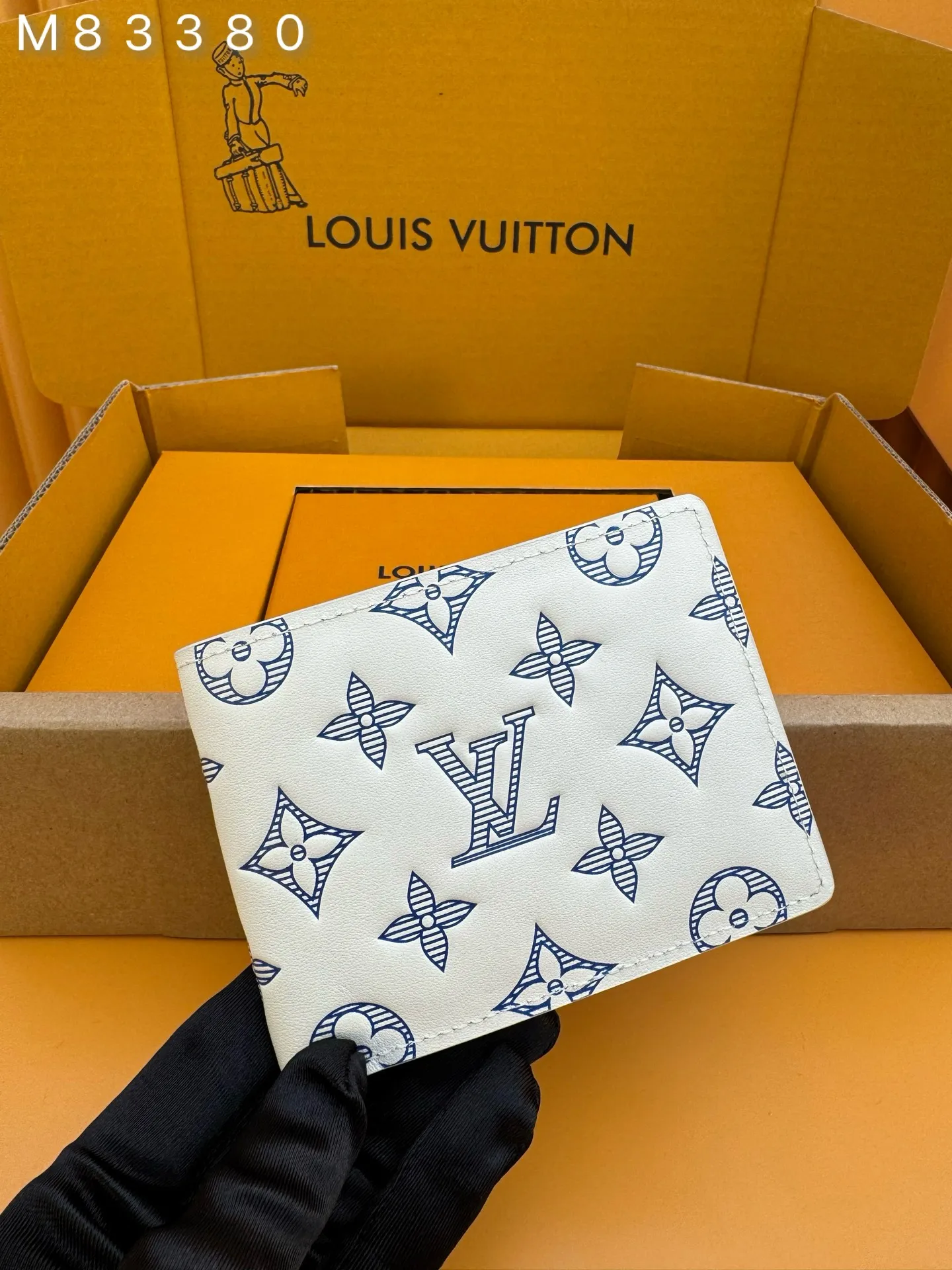 M83380 "Special Duty Free" ♻️[Official special edition·First-class material·All-steel hardware·French chips·Full set of packaging] This Multiple wallet is made of smooth cow leather, and uses printing and embossing techniques to reproduce the Monogram pattern drawn by Georges Vuitton in 1896, showing a strong retro sentiment. 11.5x9x1.5cm 💰440