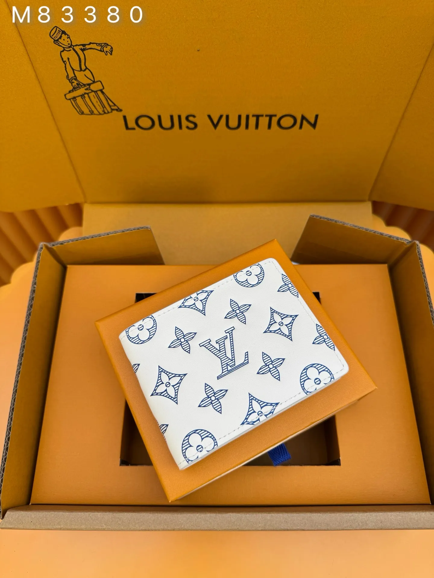 M83380 "Special Duty Free" ♻️[Official special edition·First-class material·All-steel hardware·French chips·Full set of packaging] This Multiple wallet is made of smooth cow leather, and uses printing and embossing techniques to reproduce the Monogram pattern drawn by Georges Vuitton in 1896, showing a strong retro sentiment. 11.5x9x1.5cm 💰440