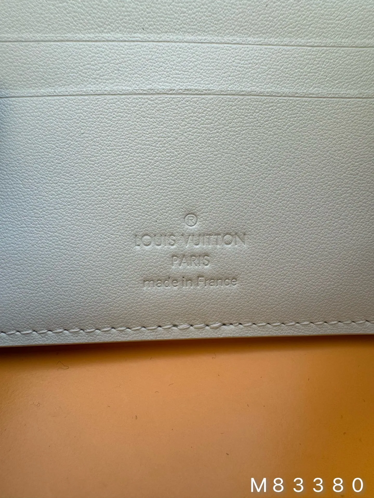 M83380 "Special Duty Free" ♻️[Official special edition·First-class material·All-steel hardware·French chips·Full set of packaging] This Multiple wallet is made of smooth cow leather, and uses printing and embossing techniques to reproduce the Monogram pattern drawn by Georges Vuitton in 1896, showing a strong retro sentiment. 11.5x9x1.5cm 💰440