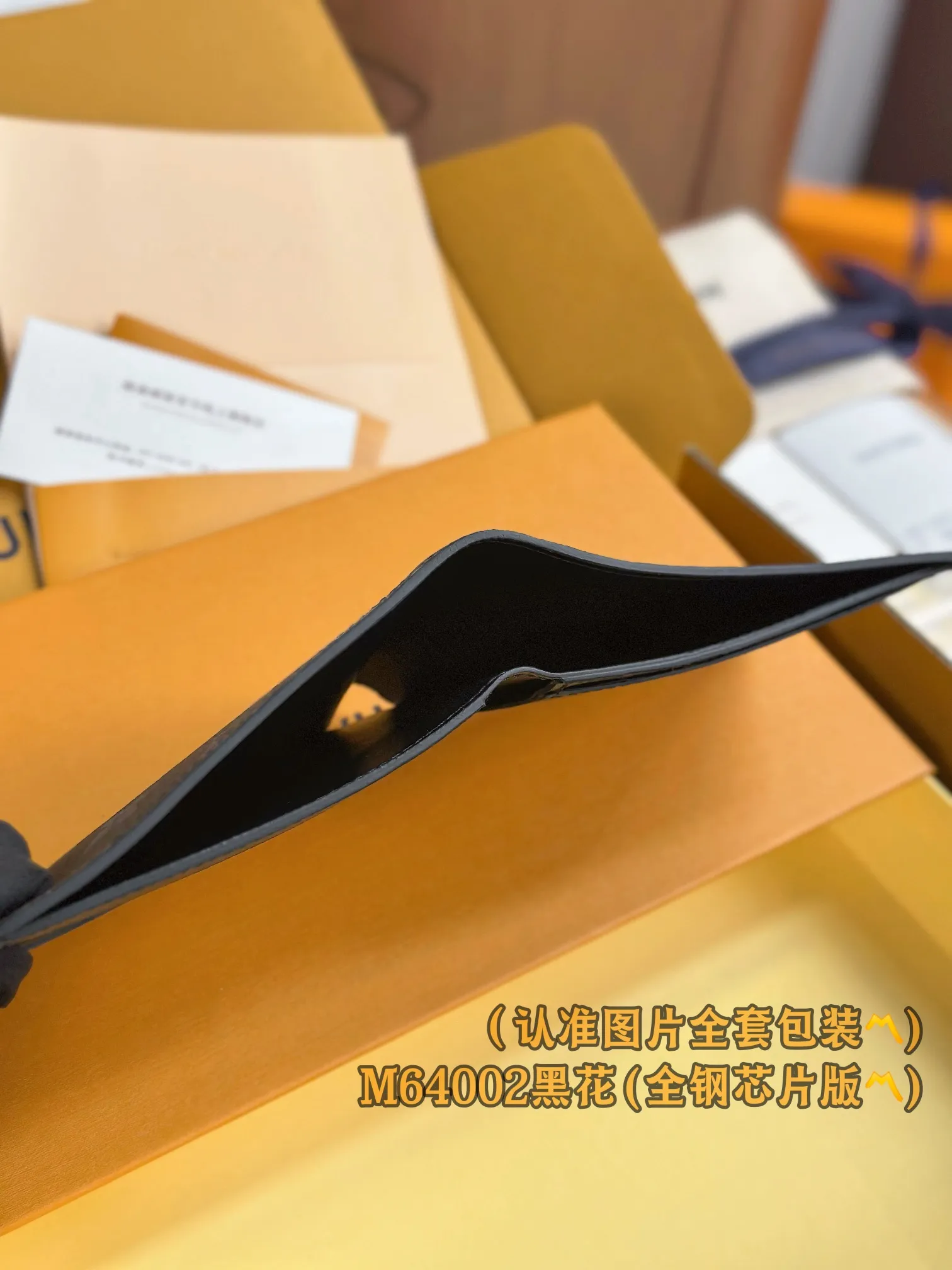 N64002 Black Flower (〽️A-grade all-steel version〽️) personalized customization, transcoding chip! SLENDER ID WALLET Made of smooth Taiga leather, this wallet is small and slim enough to hold everyday essentials, yet easily stows away in a front or back pocket. This wallet features a transparent compartment for ID. 11.0 x 8.5 x 1.0 cm (length x height x width). Special grade 210
