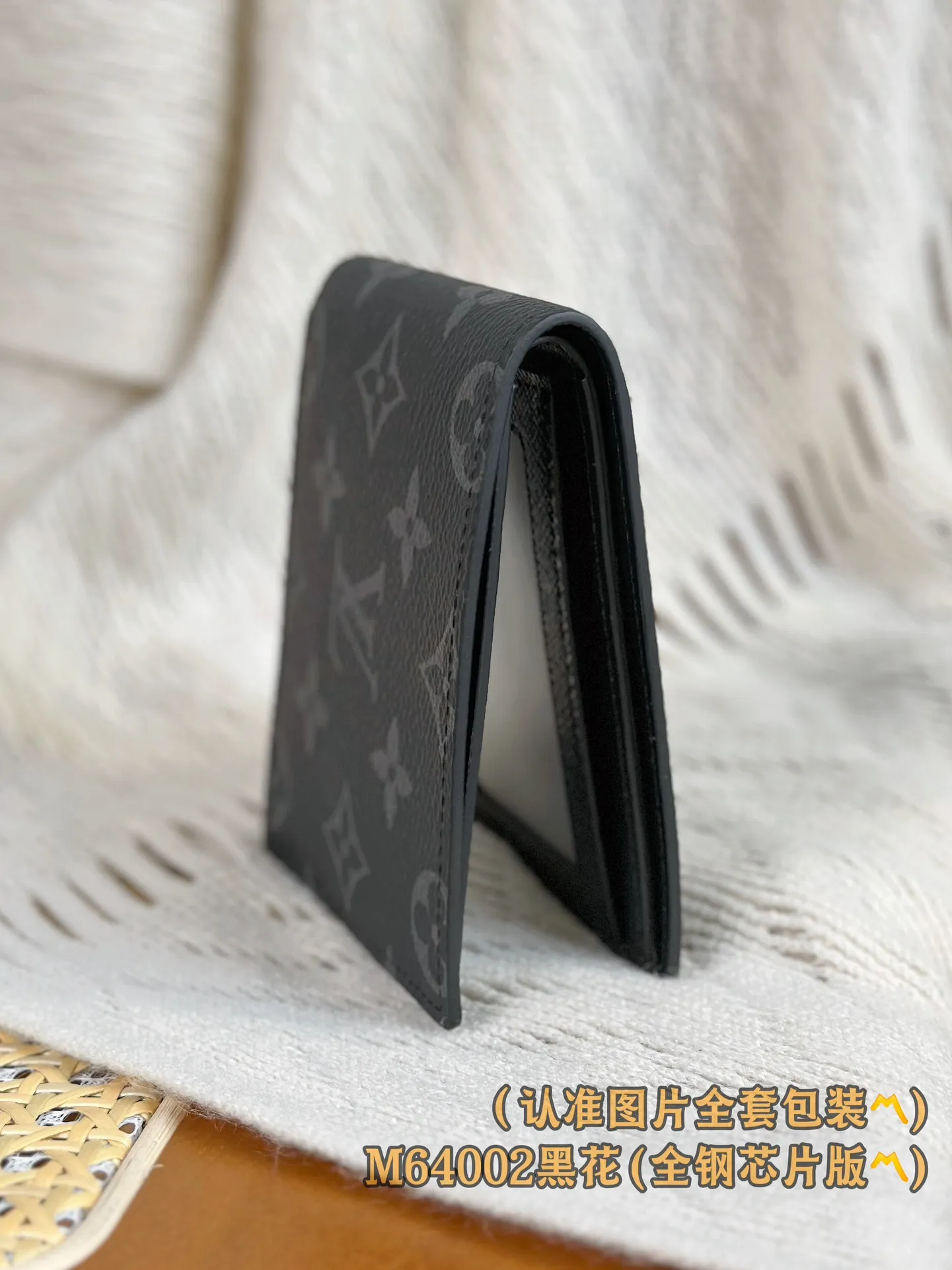 N64002 Black Flower (〽️A-grade all-steel version〽️) personalized customization, transcoding chip! SLENDER ID WALLET Made of smooth Taiga leather, this wallet is small and slim enough to hold everyday essentials, yet easily stows away in a front or back pocket. This wallet features a transparent compartment for ID. 11.0 x 8.5 x 1.0 cm (length x height x width). Special grade 210