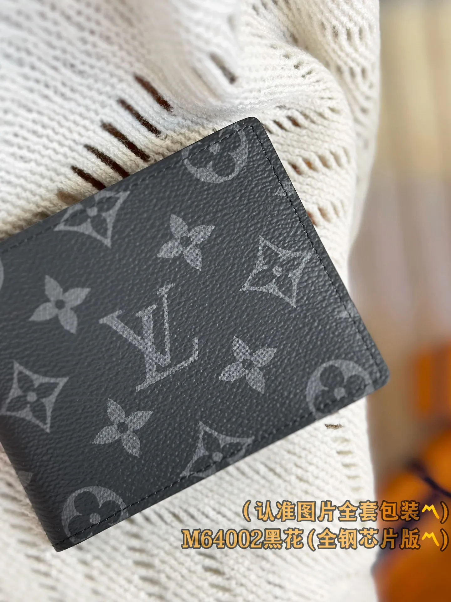 N64002 Black Flower (〽️A-grade all-steel version〽️) personalized customization, transcoding chip! SLENDER ID WALLET Made of smooth Taiga leather, this wallet is small and slim enough to hold everyday essentials, yet easily stows away in a front or back pocket. This wallet features a transparent compartment for ID. 11.0 x 8.5 x 1.0 cm (length x height x width). Special grade 210