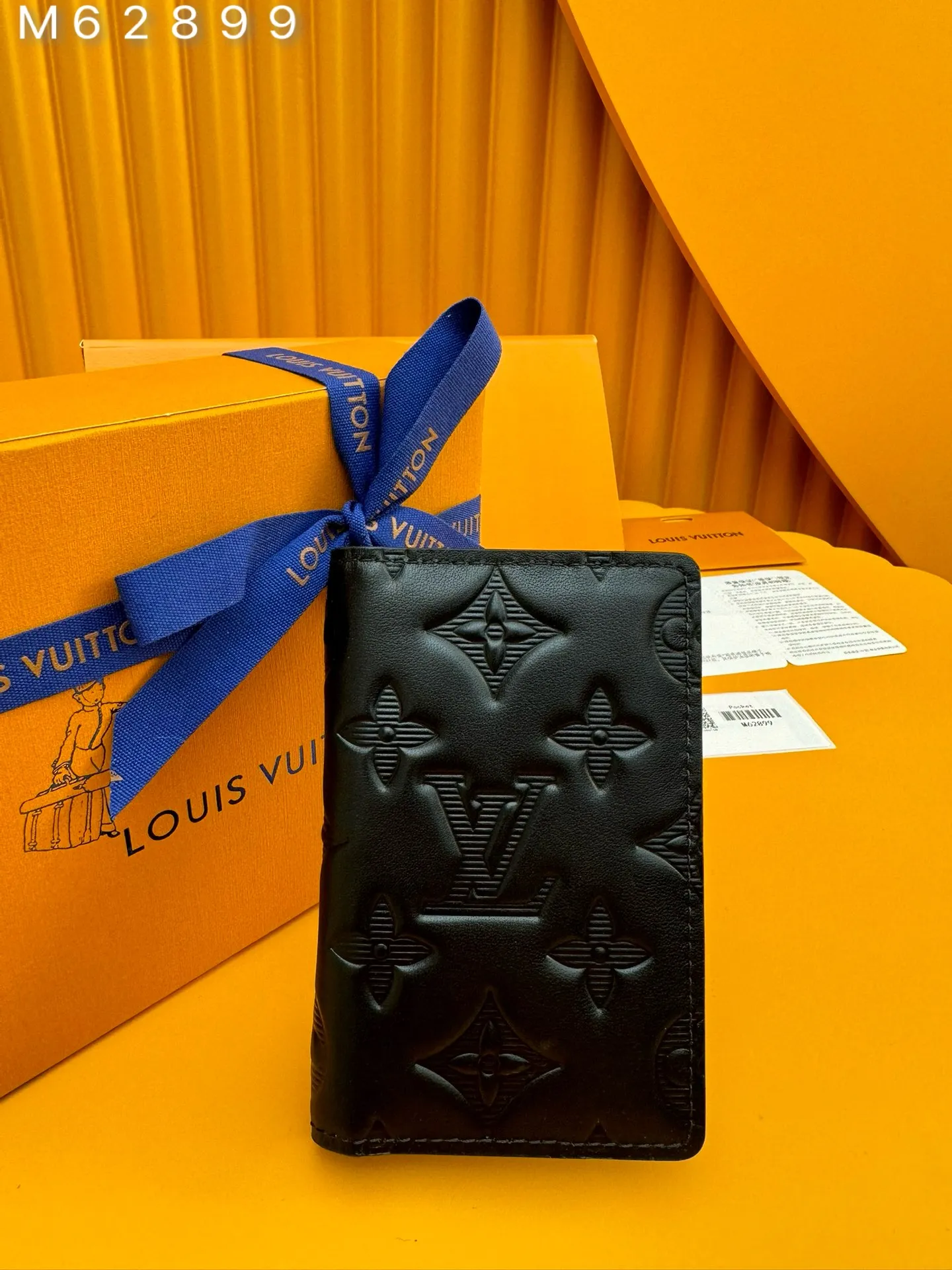 M62899 "Special Duty Free" ♻️[First-class material·All-steel hardware·French chips·Full set of packaging] Louis Vuitton pocket wallet made of black calfskin, an elegant choice for carrying daily items. Made of soft leather with classic embossing, it is compact in size and has a clean look. It has several interior pockets and credit card slots. 7.5x11.0x1.0cm 💰480