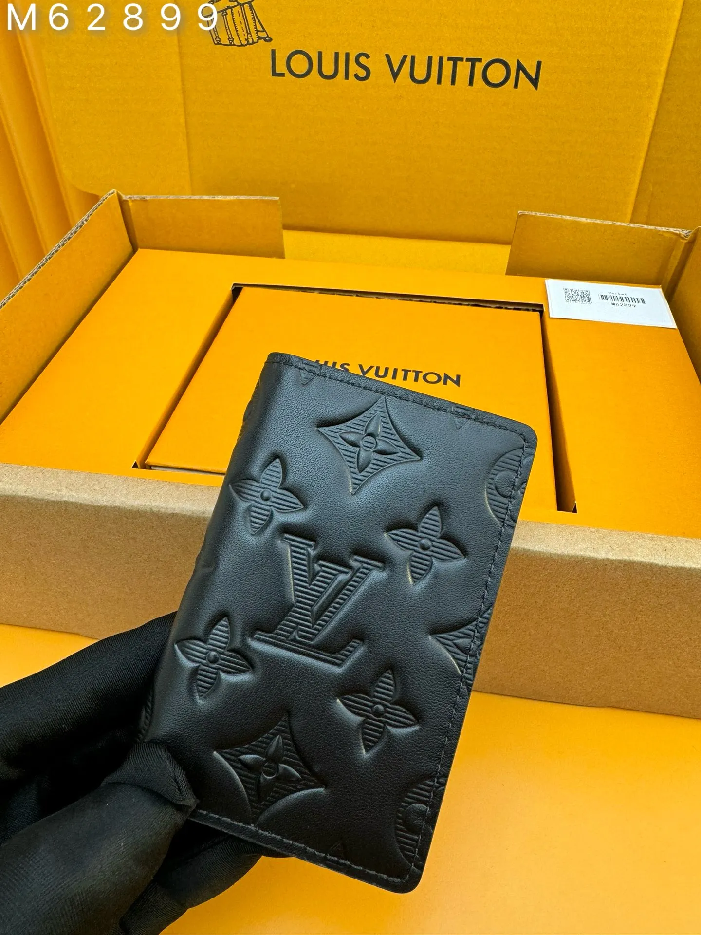 M62899 "Special Duty Free" ♻️[First-class material·All-steel hardware·French chips·Full set of packaging] Louis Vuitton pocket wallet made of black calfskin, an elegant choice for carrying daily items. Made of soft leather with classic embossing, it is compact in size and has a clean look. It has several interior pockets and credit card slots. 7.5x11.0x1.0cm 💰480