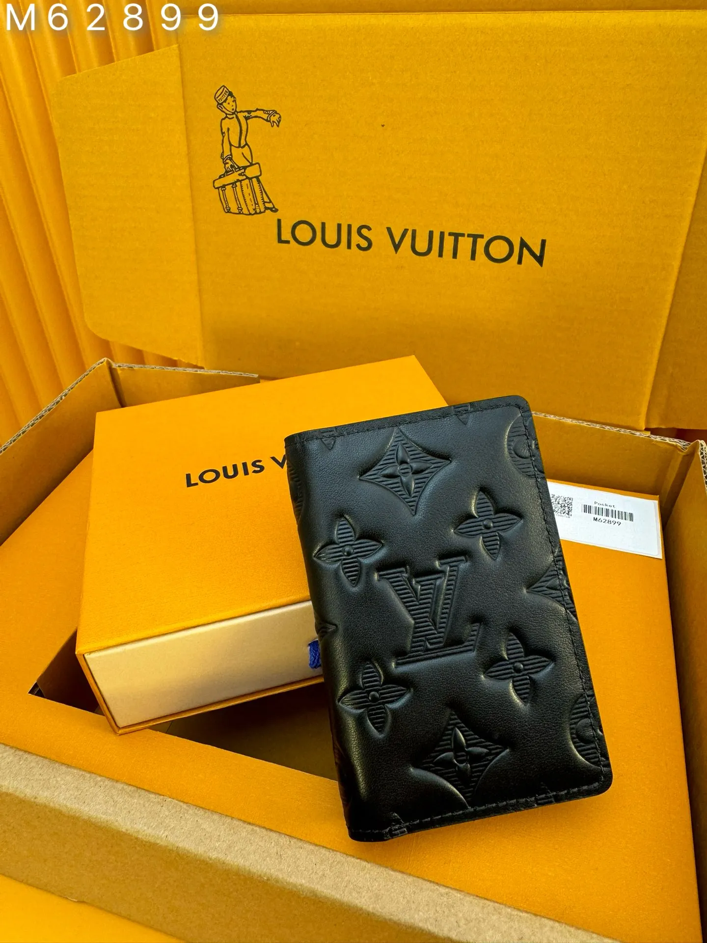 M62899 "Special Duty Free" ♻️[First-class material·All-steel hardware·French chips·Full set of packaging] Louis Vuitton pocket wallet made of black calfskin, an elegant choice for carrying daily items. Made of soft leather with classic embossing, it is compact in size and has a clean look. It has several interior pockets and credit card slots. 7.5x11.0x1.0cm 💰480