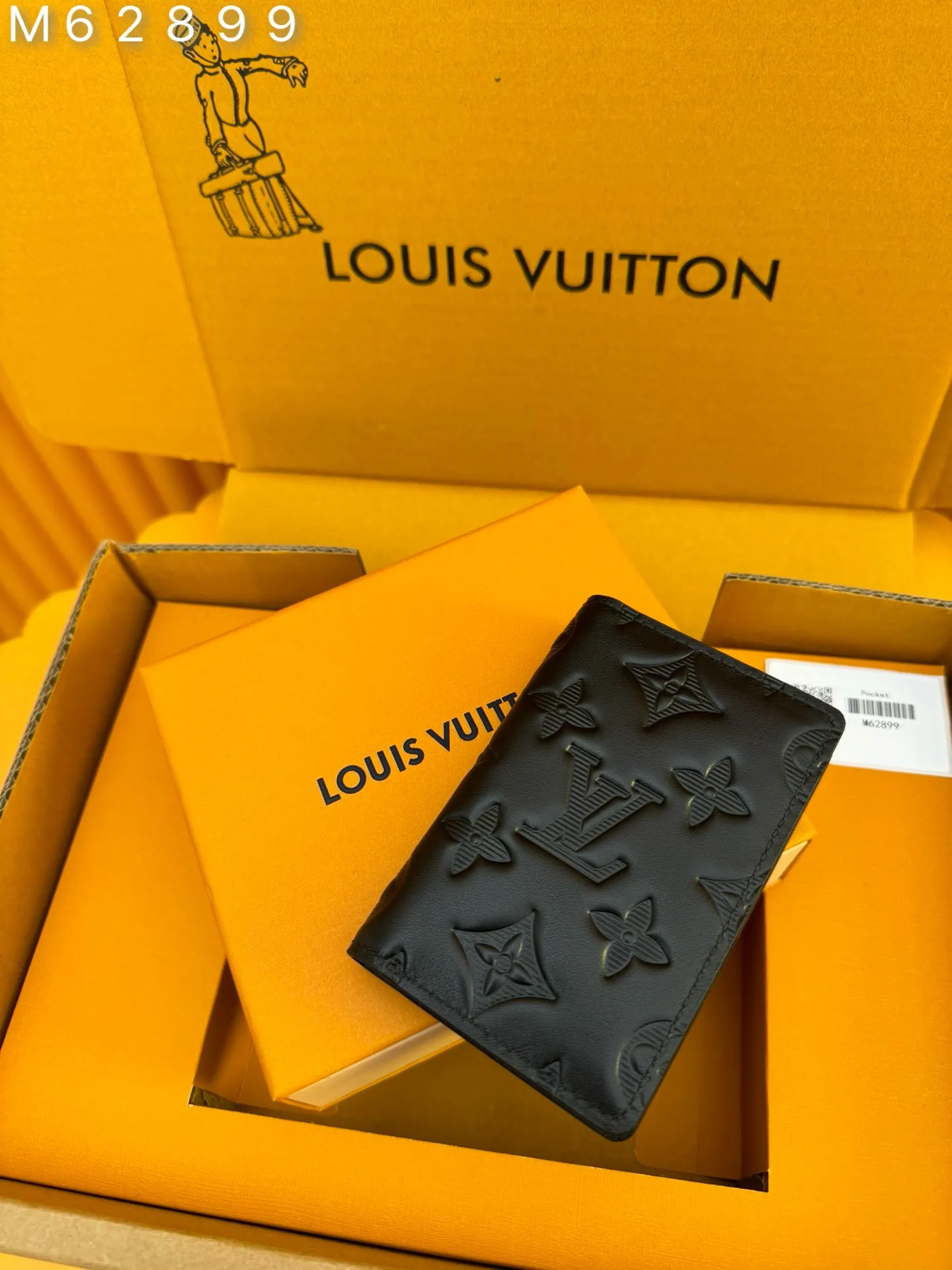 M62899 "Special Duty Free" ♻️[First-class material·All-steel hardware·French chips·Full set of packaging] Louis Vuitton pocket wallet made of black calfskin, an elegant choice for carrying daily items. Made of soft leather with classic embossing, it is compact in size and has a clean look. It has several interior pockets and credit card slots. 7.5x11.0x1.0cm 💰480