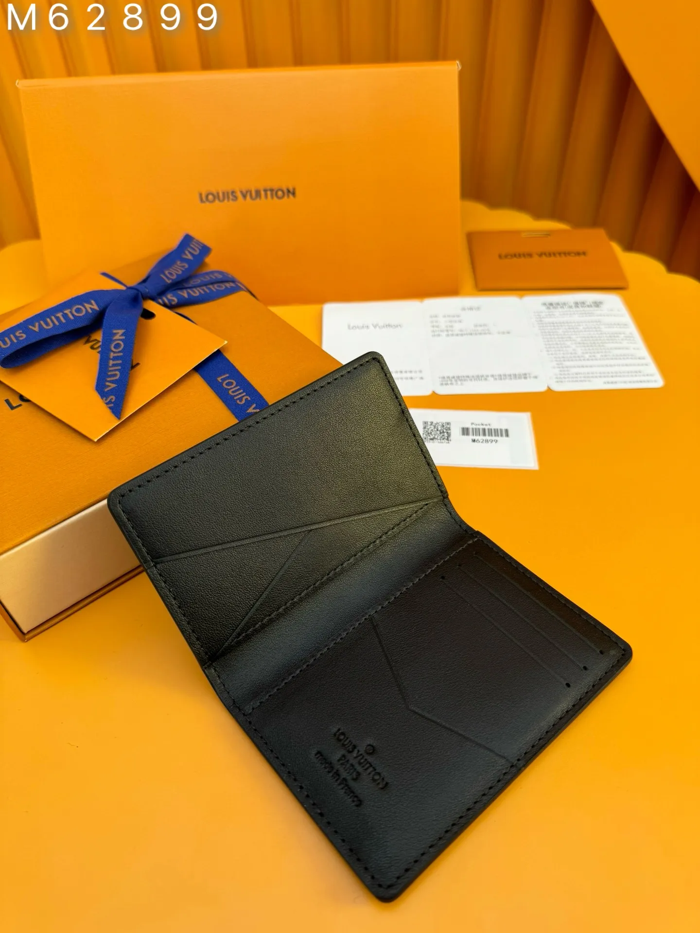 M62899 "Special Duty Free" ♻️[First-class material·All-steel hardware·French chips·Full set of packaging] Louis Vuitton pocket wallet made of black calfskin, an elegant choice for carrying daily items. Made of soft leather with classic embossing, it is compact in size and has a clean look. It has several interior pockets and credit card slots. 7.5x11.0x1.0cm 💰480