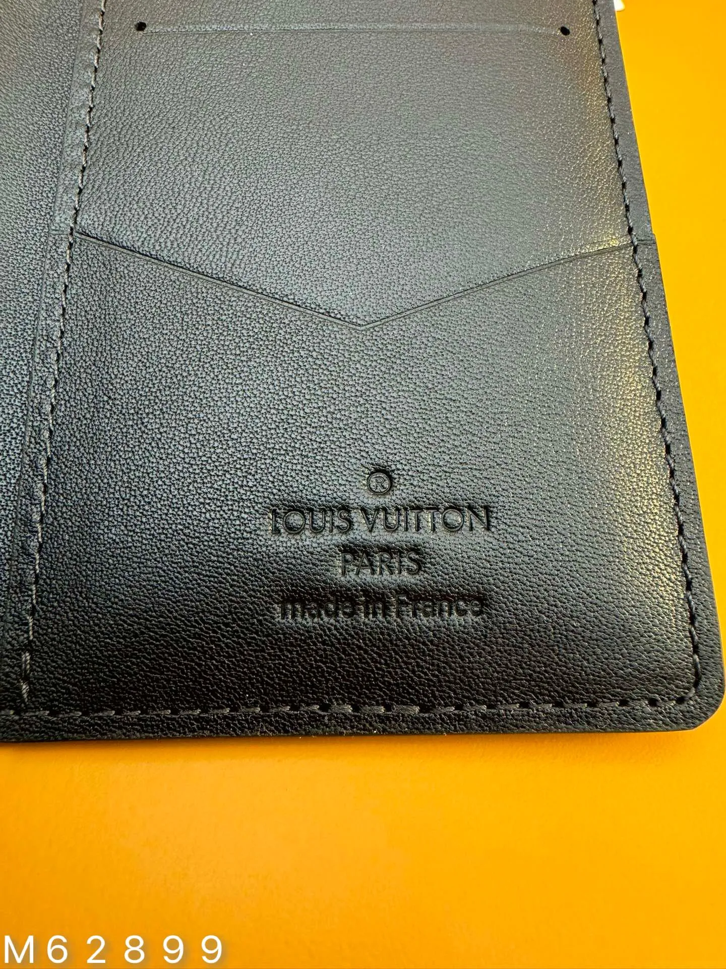 M62899 "Special Duty Free" ♻️[First-class material·All-steel hardware·French chips·Full set of packaging] Louis Vuitton pocket wallet made of black calfskin, an elegant choice for carrying daily items. Made of soft leather with classic embossing, it is compact in size and has a clean look. It has several interior pockets and credit card slots. 7.5x11.0x1.0cm 💰480