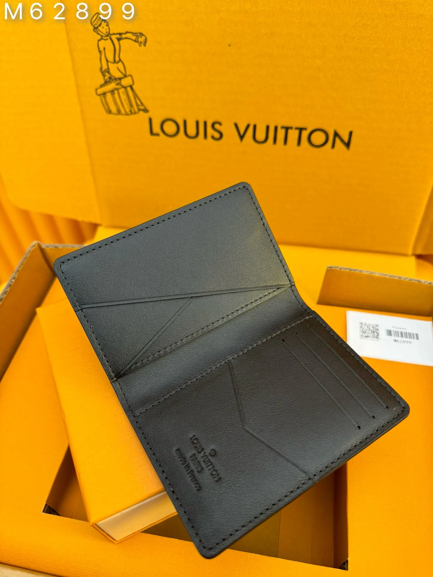 M62899 "Special Duty Free" ♻️[First-class material·All-steel hardware·French chips·Full set of packaging] Louis Vuitton pocket wallet made of black calfskin, an elegant choice for carrying daily items. Made of soft leather with classic embossing, it is compact in size and has a clean look. It has several interior pockets and credit card slots. 7.5x11.0x1.0cm 💰480