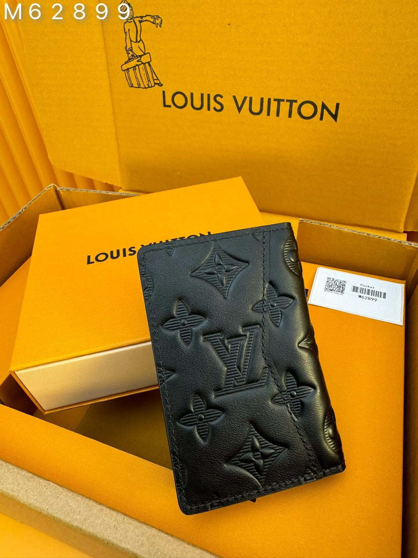 M62899 "Special Duty Free" ♻️[First-class material·All-steel hardware·French chips·Full set of packaging] Louis Vuitton pocket wallet made of black calfskin, an elegant choice for carrying daily items. Made of soft leather with classic embossing, it is compact in size and has a clean look. It has several interior pockets and credit card slots. 7.5x11.0x1.0cm 💰480
