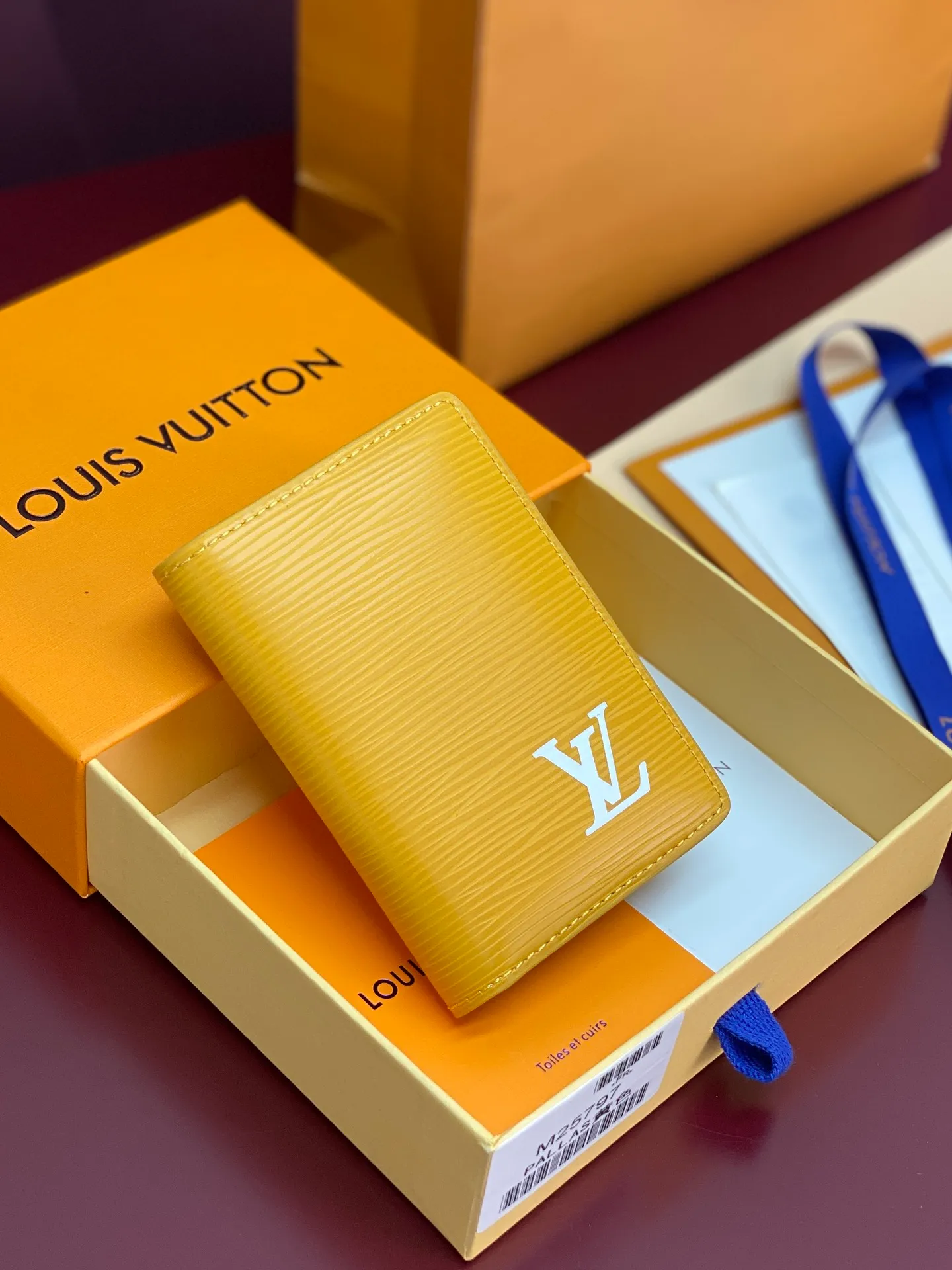 M25797 Yellow! 🦀Pocket Wallet, This pocket wallet is made of grained Epi leather dip-dyed in bright colors, and its fine embossing combines artistic beauty with tough texture. The LV letters on the front and inner stripes are rich in details, and the inner and outer pockets and card slots complete functional considerations.  11 x 1 x 8 cm (height x width x length). 💰360
