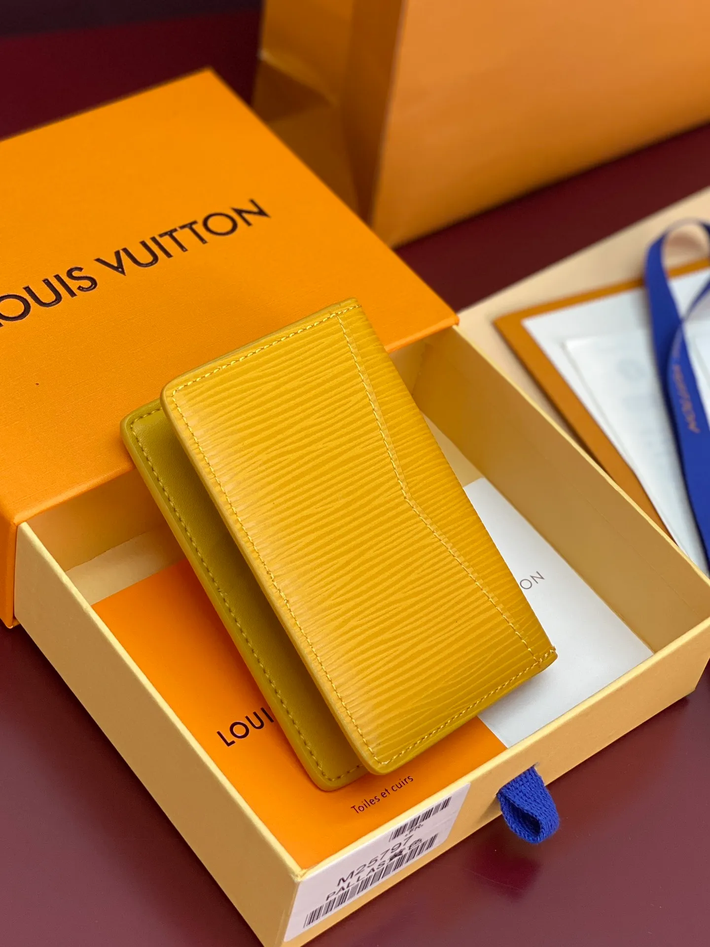 M25797 Yellow! 🦀Pocket Wallet, This pocket wallet is made of grained Epi leather dip-dyed in bright colors, and its fine embossing combines artistic beauty with tough texture. The LV letters on the front and inner stripes are rich in details, and the inner and outer pockets and card slots complete functional considerations.  11 x 1 x 8 cm (height x width x length). 💰360