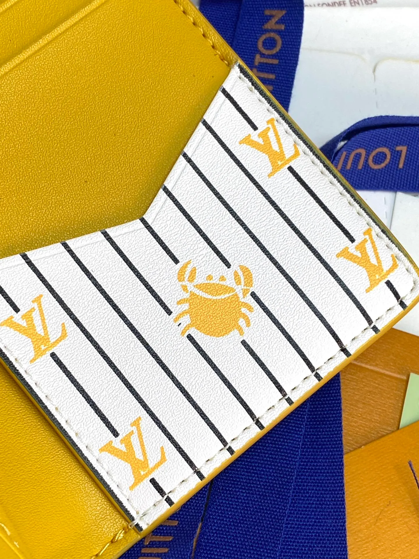 M25797 Yellow! 🦀Pocket Wallet, This pocket wallet is made of grained Epi leather dip-dyed in bright colors, and its fine embossing combines artistic beauty with tough texture. The LV letters on the front and inner stripes are rich in details, and the inner and outer pockets and card slots complete functional considerations.  11 x 1 x 8 cm (height x width x length). 💰360