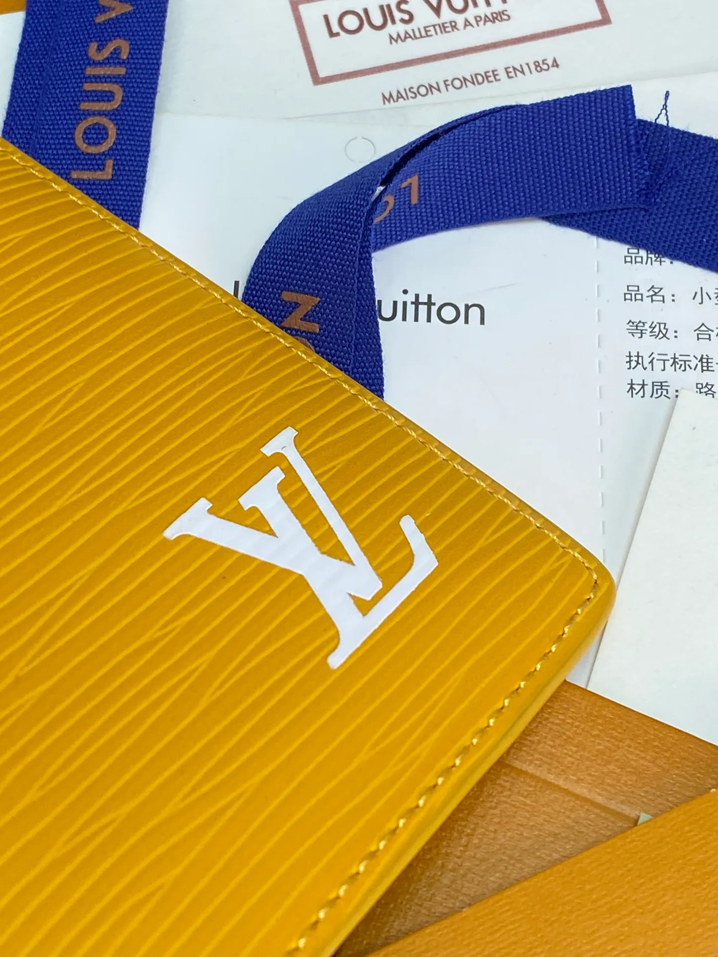 M25797 Yellow! 🦀Pocket Wallet, This pocket wallet is made of grained Epi leather dip-dyed in bright colors, and its fine embossing combines artistic beauty with tough texture. The LV letters on the front and inner stripes are rich in details, and the inner and outer pockets and card slots complete functional considerations.  11 x 1 x 8 cm (height x width x length). 💰360