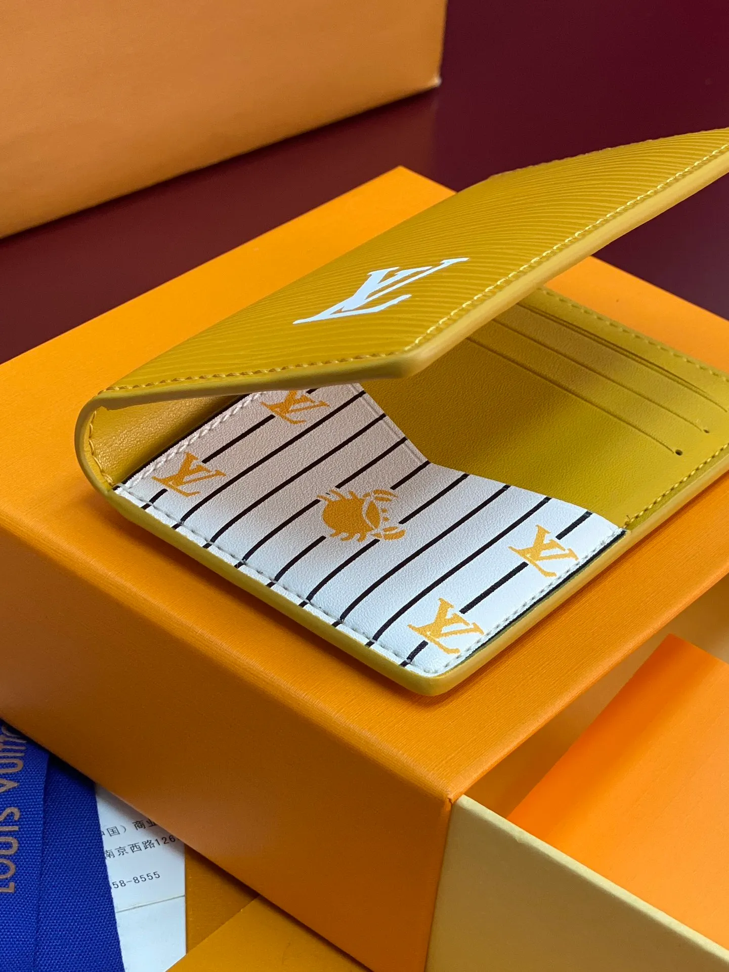 M25797 Yellow! 🦀Pocket Wallet, This pocket wallet is made of grained Epi leather dip-dyed in bright colors, and its fine embossing combines artistic beauty with tough texture. The LV letters on the front and inner stripes are rich in details, and the inner and outer pockets and card slots complete functional considerations.  11 x 1 x 8 cm (height x width x length). 💰360
