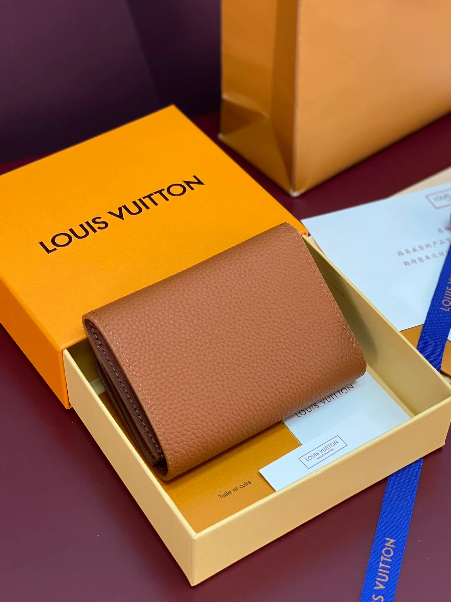 M26250 Shi Huang! Concave and convex mark! Victor Wallet, this compact Victor wallet is made of Monogram Shadow cowhide. The cowhide has a delicate Monogram embossed pattern, exuding a "low-key luxury" temperament. The interior of the wallet is functionally spaced, with a zippered pocket, a pocket for banknotes and receipts, and five business card slots. The flap has a snap button design and is embellished with the Louis Vuitton logo.  11.5 x 9 x 2.5 cm (length x height x width). 💰460