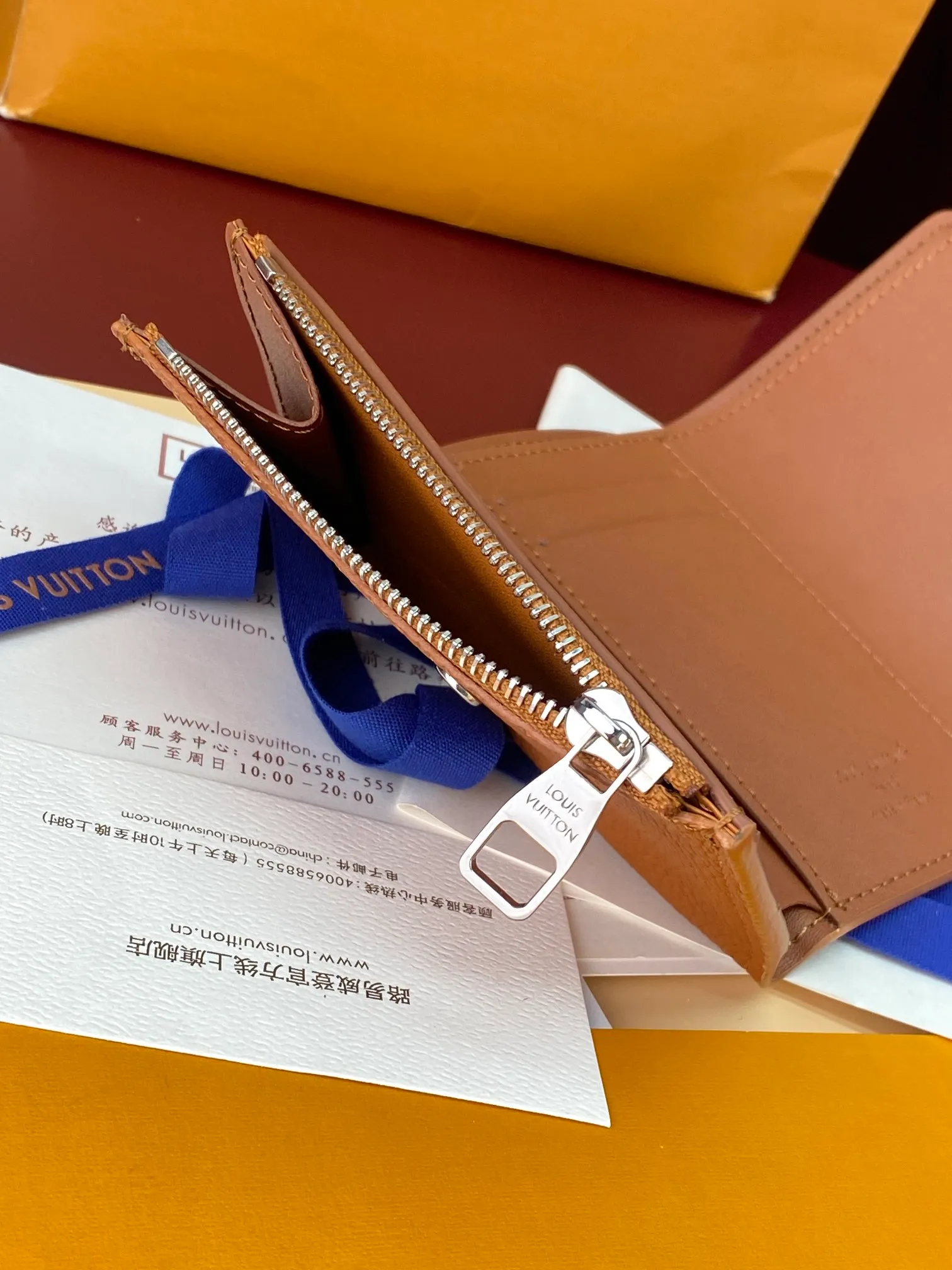 M26250 Shi Huang! Concave and convex mark! Victor Wallet, this compact Victor wallet is made of Monogram Shadow cowhide. The cowhide has a delicate Monogram embossed pattern, exuding a "low-key luxury" temperament. The interior of the wallet is functionally spaced, with a zippered pocket, a pocket for banknotes and receipts, and five business card slots. The flap has a snap button design and is embellished with the Louis Vuitton logo.  11.5 x 9 x 2.5 cm (length x height x width). 💰460