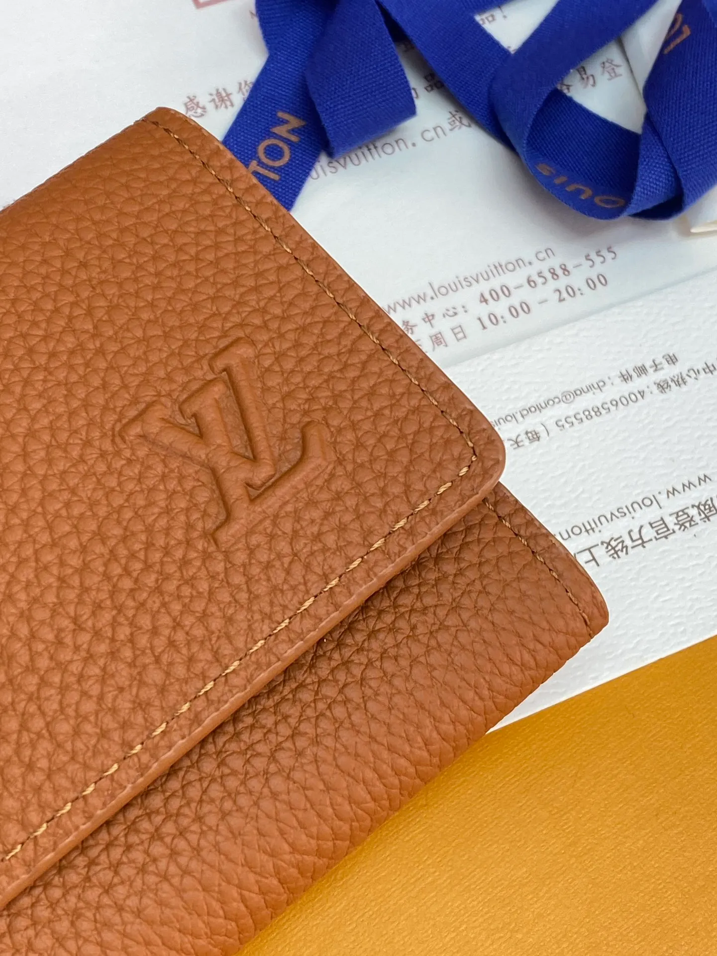 M26250 Shi Huang! Concave and convex mark! Victor Wallet, this compact Victor wallet is made of Monogram Shadow cowhide. The cowhide has a delicate Monogram embossed pattern, exuding a "low-key luxury" temperament. The interior of the wallet is functionally spaced, with a zippered pocket, a pocket for banknotes and receipts, and five business card slots. The flap has a snap button design and is embellished with the Louis Vuitton logo.  11.5 x 9 x 2.5 cm (length x height x width). 💰460
