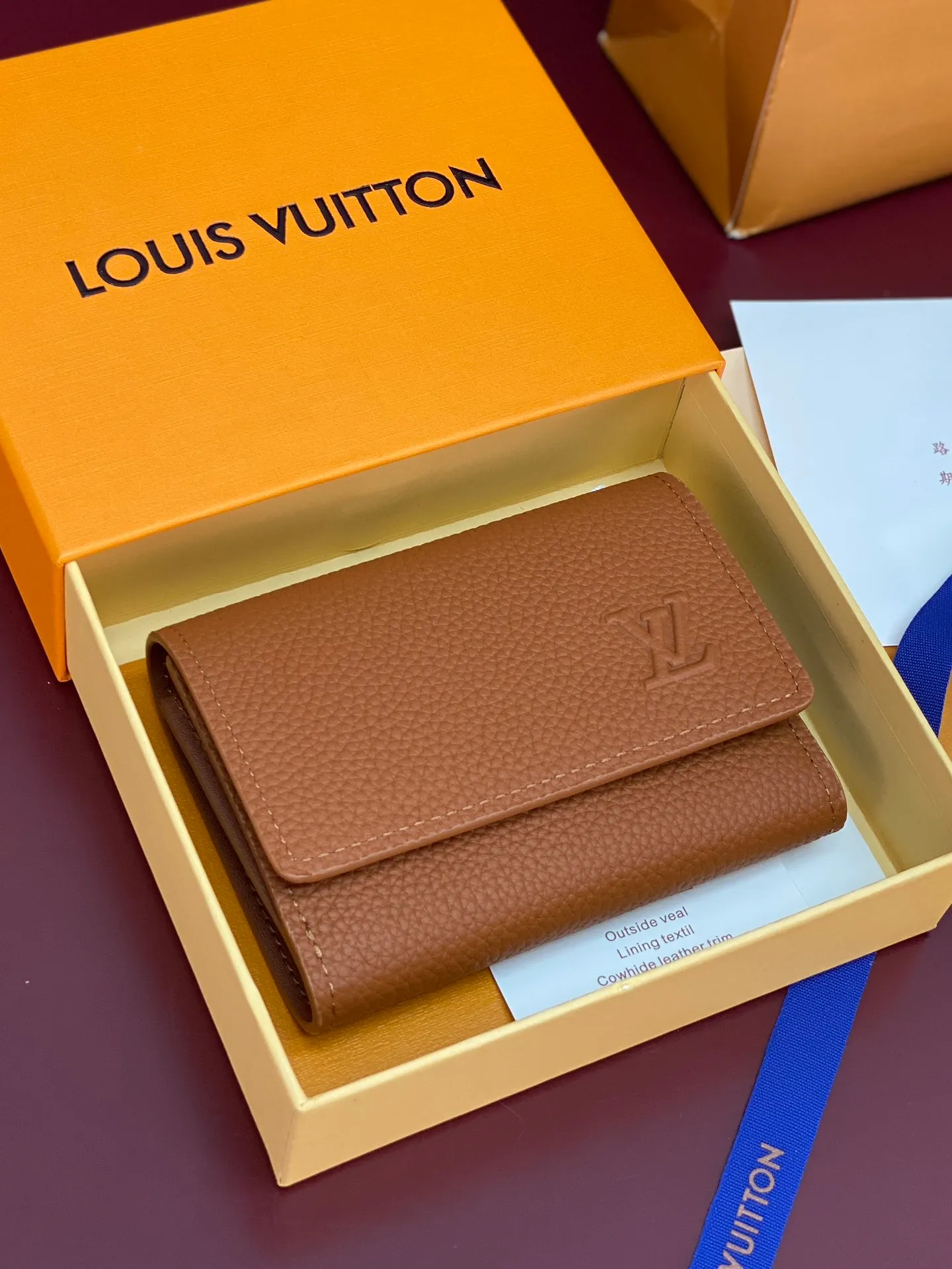 M26250 Shi Huang! Concave and convex mark! Victor Wallet, this compact Victor wallet is made of Monogram Shadow cowhide. The cowhide has a delicate Monogram embossed pattern, exuding a "low-key luxury" temperament. The interior of the wallet is functionally spaced, with a zippered pocket, a pocket for banknotes and receipts, and five business card slots. The flap has a snap button design and is embellished with the Louis Vuitton logo.  11.5 x 9 x 2.5 cm (length x height x width). 💰460