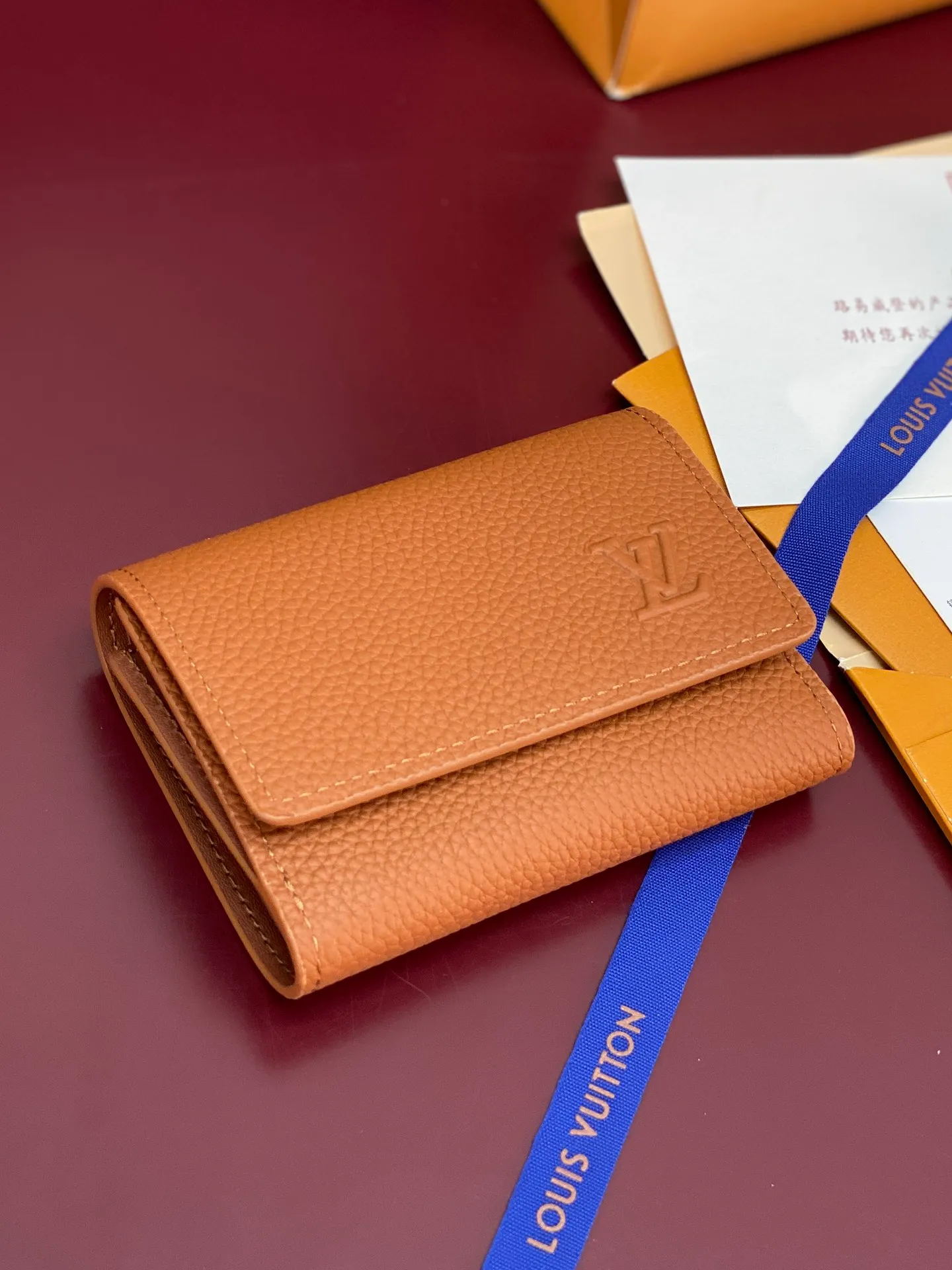 M26250 Shi Huang! Concave and convex mark! Victor Wallet, this compact Victor wallet is made of Monogram Shadow cowhide. The cowhide has a delicate Monogram embossed pattern, exuding a "low-key luxury" temperament. The interior of the wallet is functionally spaced, with a zippered pocket, a pocket for banknotes and receipts, and five business card slots. The flap has a snap button design and is embellished with the Louis Vuitton logo.  11.5 x 9 x 2.5 cm (length x height x width). 💰460